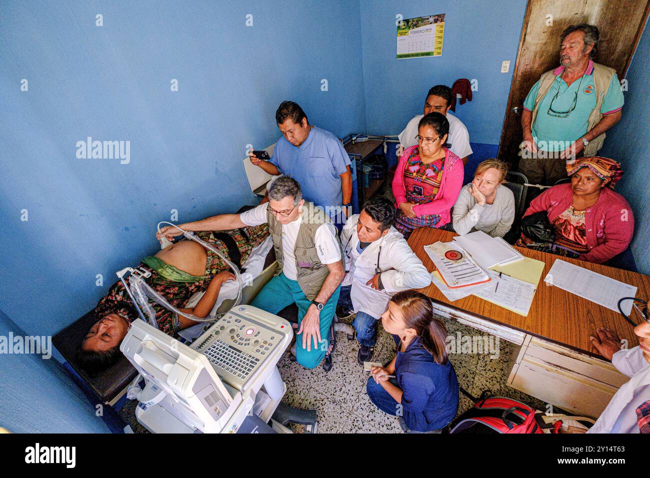 Session de formation à la manipulation des appareils à ultrasons au centre de santé de San Bartolomé Jocotenango, municipalité du département de Quiché, Guatemala, Amérique centrale. Banque D'Images