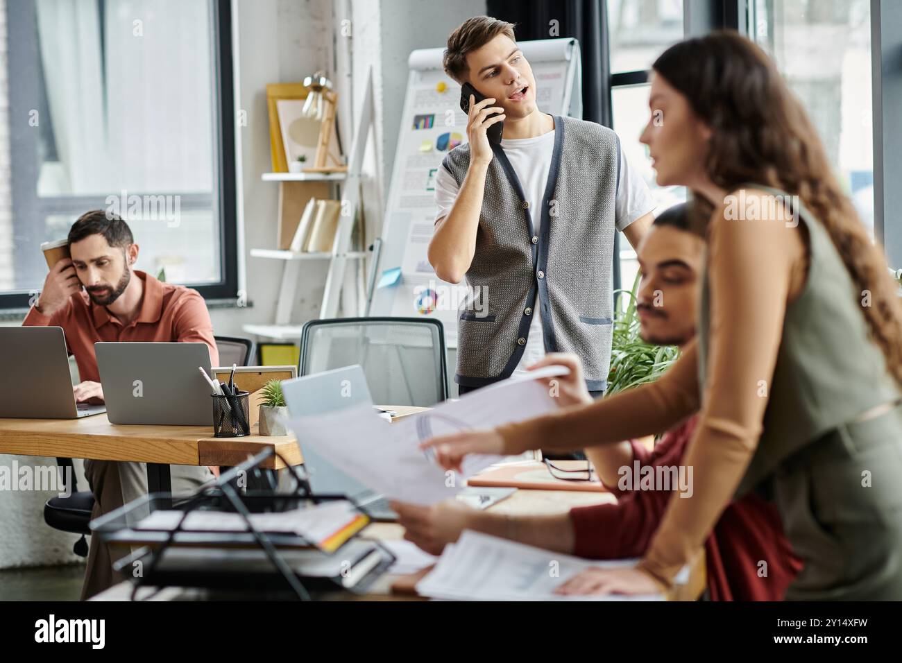 Les professionnels s'engagent dans des discussions au bureau. Banque D'Images