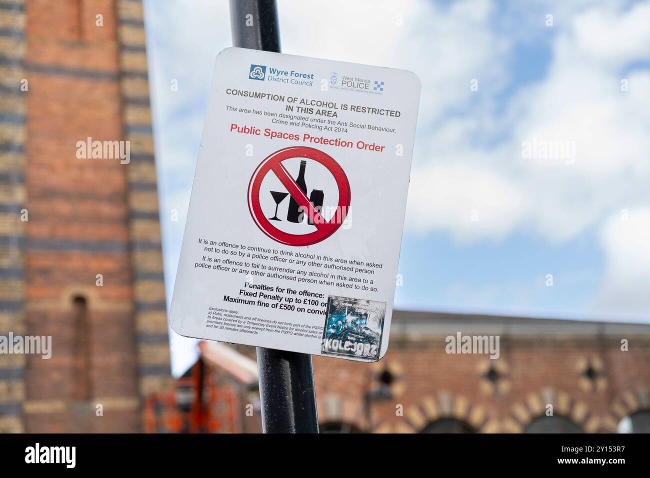 Gros plan panneau « interdiction de boire » dans le centre-ville du Royaume-Uni indiquant l'ordonnance de protection des espaces publics et que la consommation d'alcool est restreinte dans cette zone. Banque D'Images