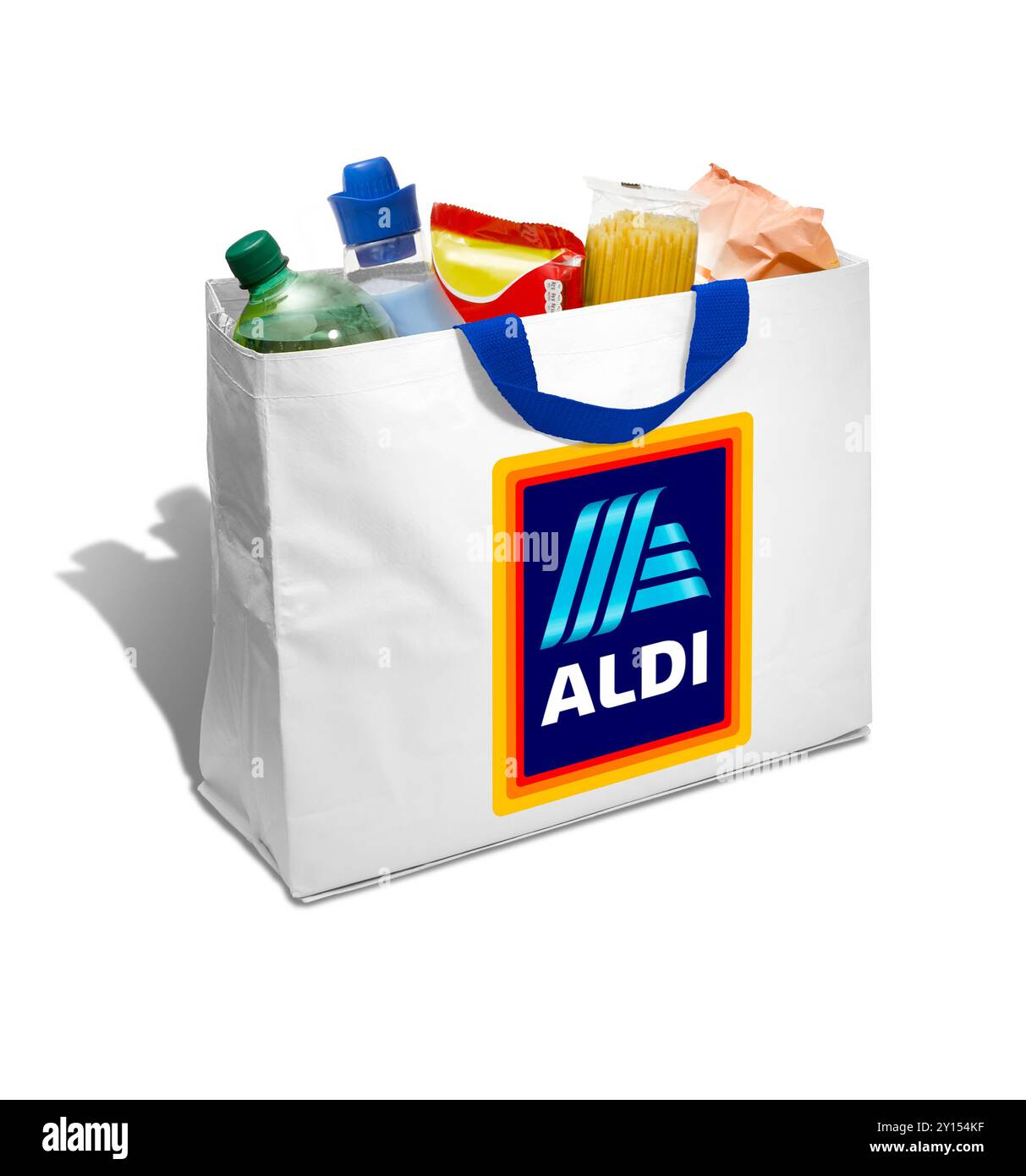 Un sac Aldi blanc pour la vie plein de produits du supermarché Aldi Banque D'Images