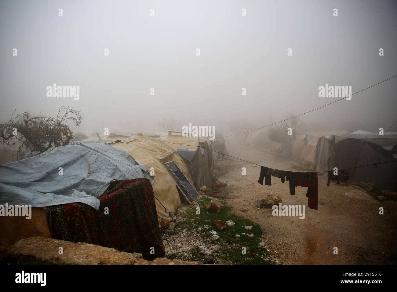 Harem, Idlib, Syrie.16 janvier 2024. Les conditions hivernales humides et boueuses dans les camps de déplacés informels de la campagne du Harem du gouvernorat d’Idlib, dans le nord-ouest de la Syrie. Alors que les pluies hivernales s’installent, les habitants des camps mal équipés du gouvernorat d’Idlib continuent de lutter contre la pauvreté, la guerre de faible intensité, le froid, la boue et l’eau qui s’infiltre à travers leurs tentes Banque D'Images