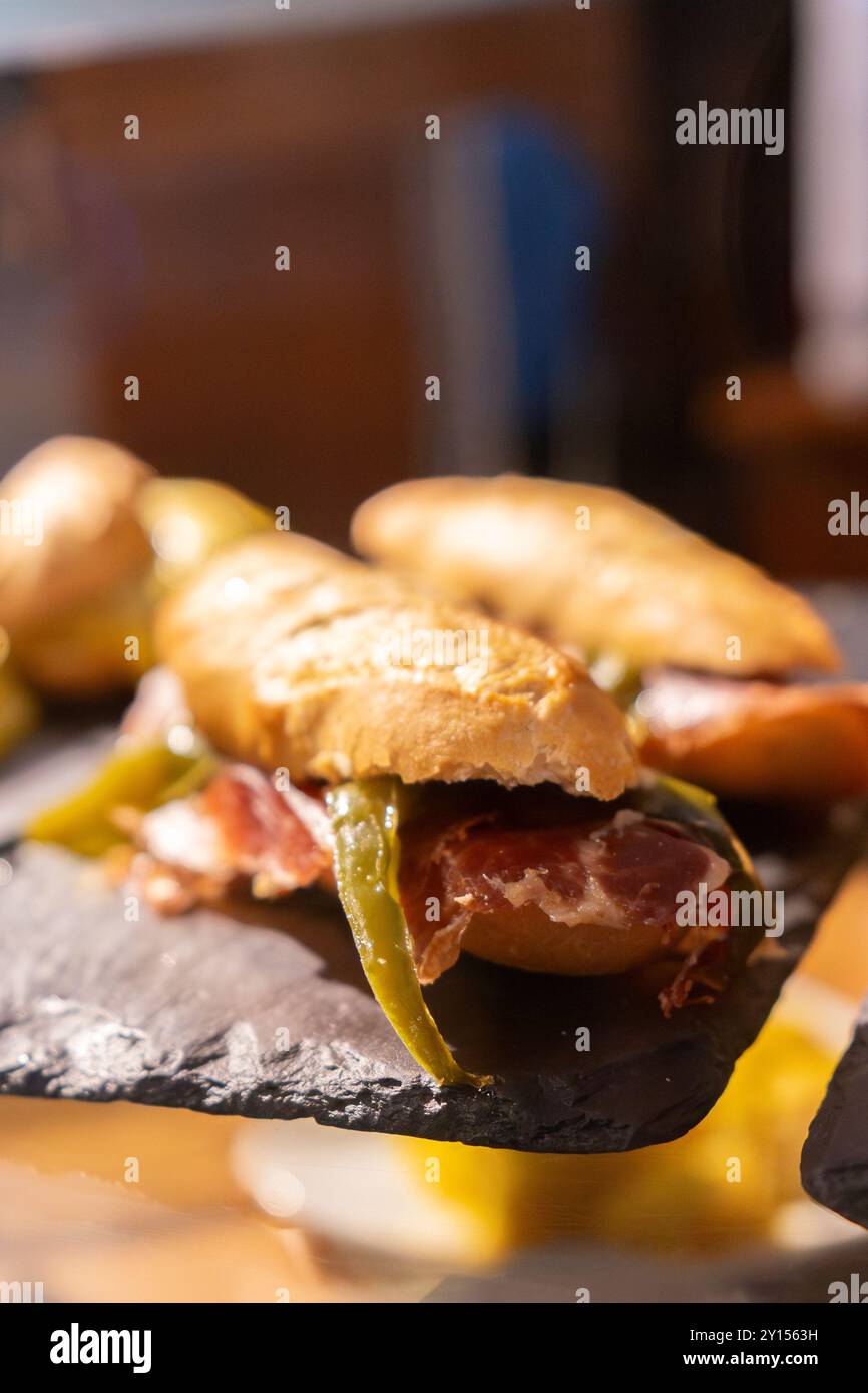 Sandwichs avec jambon et jalapeno sur une assiette en pierre Banque D'Images Sandwichs avec jambon et jalapeno sur une assiette en pierre Banque D'Images