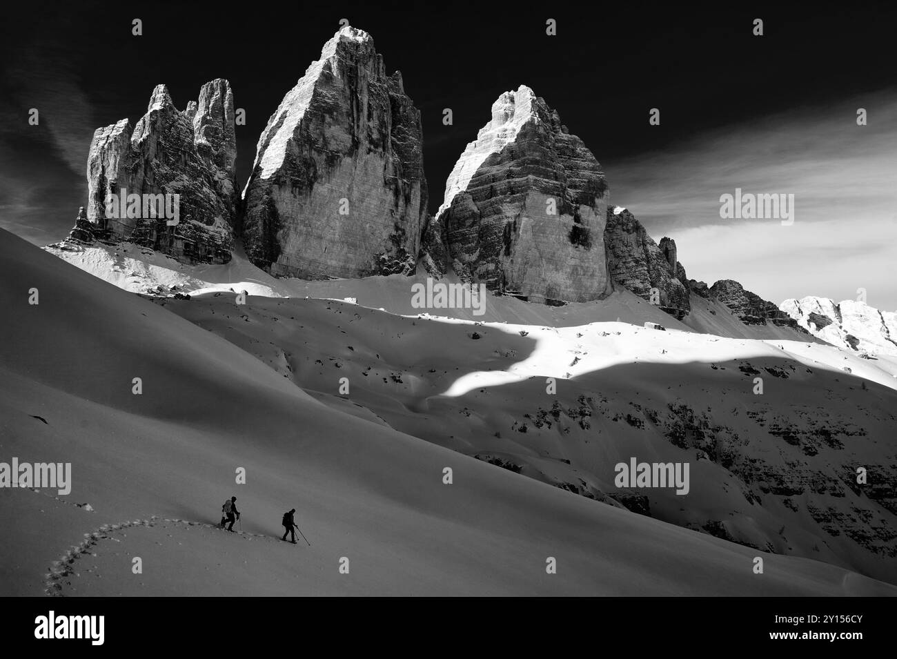 Capturer la beauté sereine des sommets enneigés dans la photographie de montagne hivernale Banque D'Images