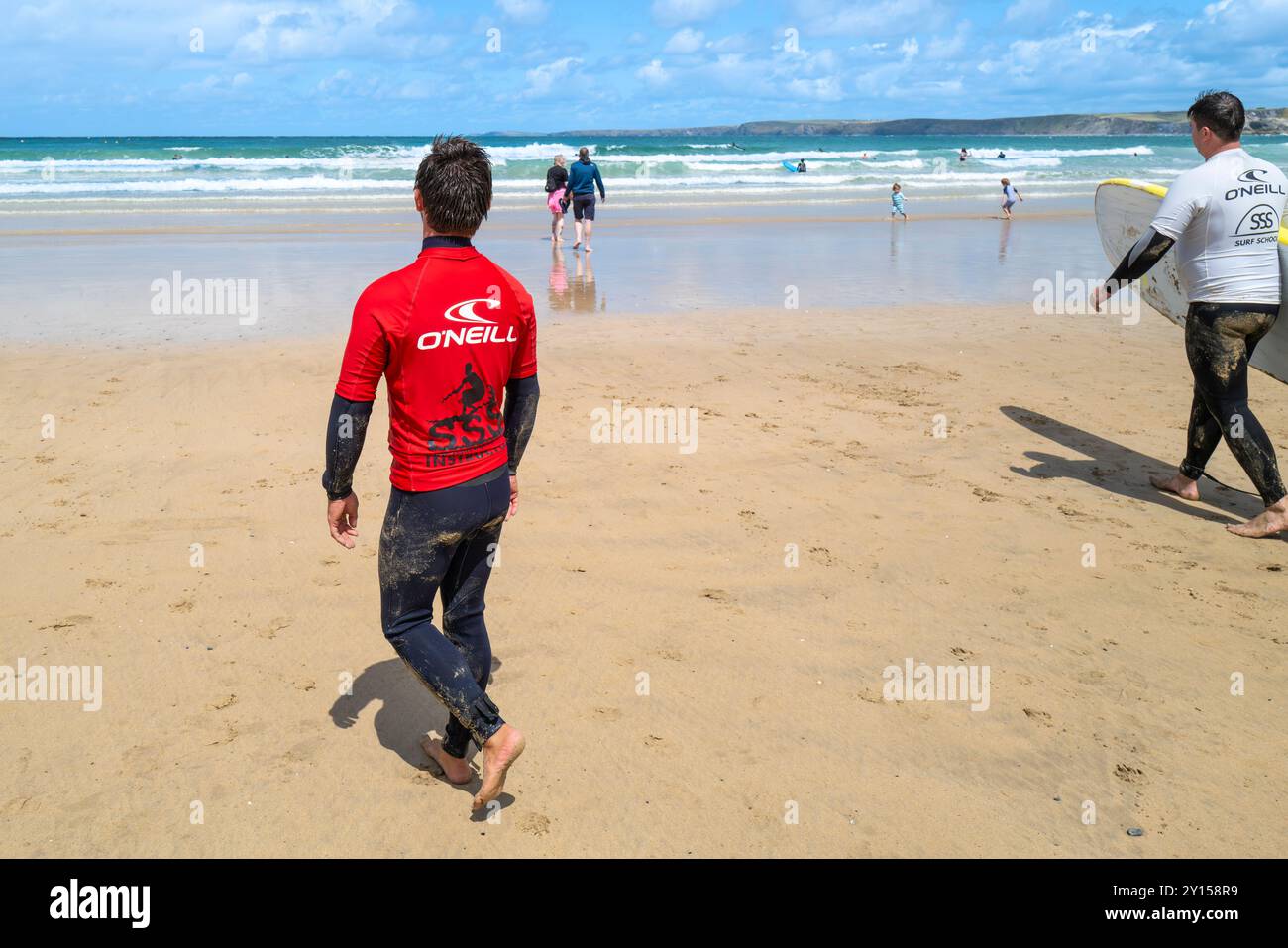Un instructeur de surf entraîneur de l'école de surf SSS sur Towan Beach à Newquay en Cornouailles au Royaume-Uni. Banque D'Images