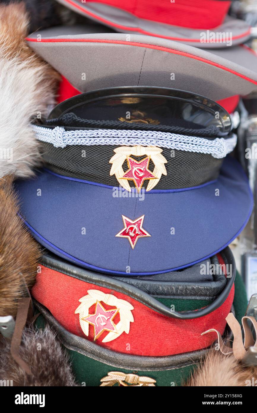 Allemagne, Berlin, divers souvenirs casquettes militaires sur le stand de rue. Banque D'Images