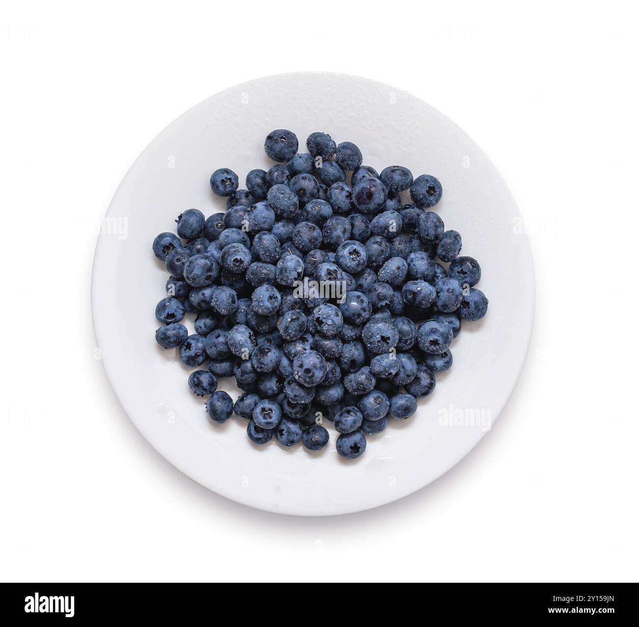 Assiette ronde avec bleuets humides isolé sur blanc. Vue de dessus. Concept de santé. Perte de poids Banque D'Images