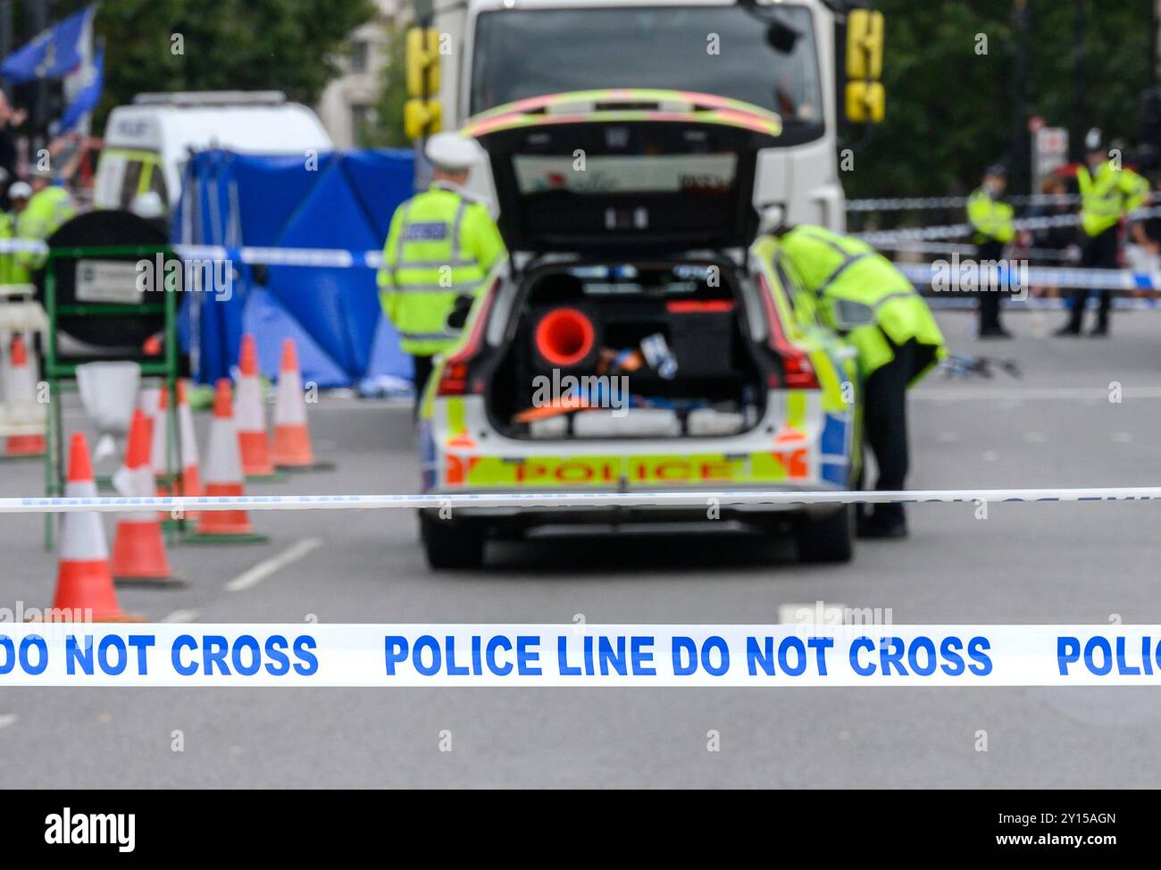 Londres, Royaume-Uni. LA LIGNE DE POLICE NE TRAVERSE PAS la bande sur la place du Parlement après un grave accident. Banque D'Images