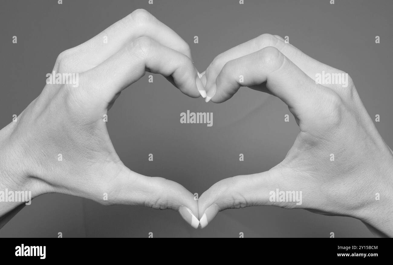 Gros plan de mains féminines caucasiennes formant une forme de coeur. Concept d'amour, d'affection et de Saint-Valentin. ÉTATS-UNIS Banque D'Images