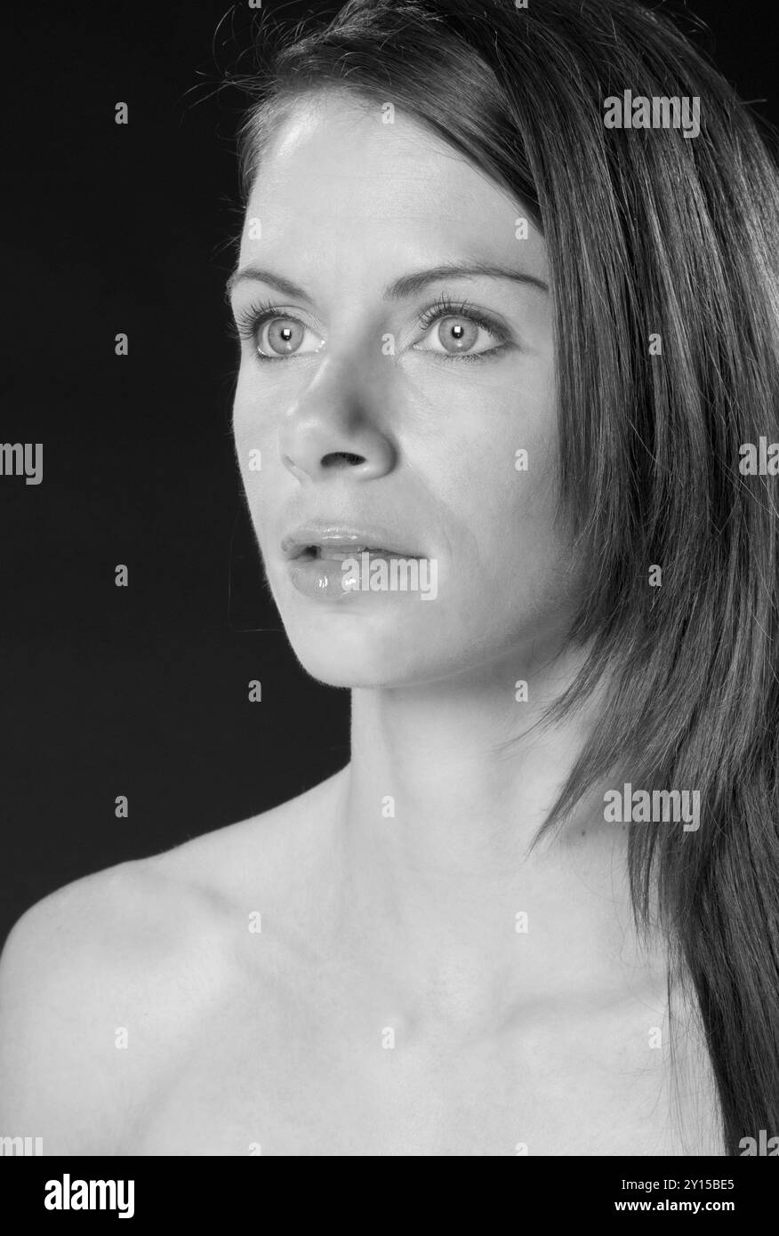 Gros plan d'une belle femme caucasienne, 20 à 25 ans, regardant loin de la caméra. ÉTATS-UNIS. Banque D'Images