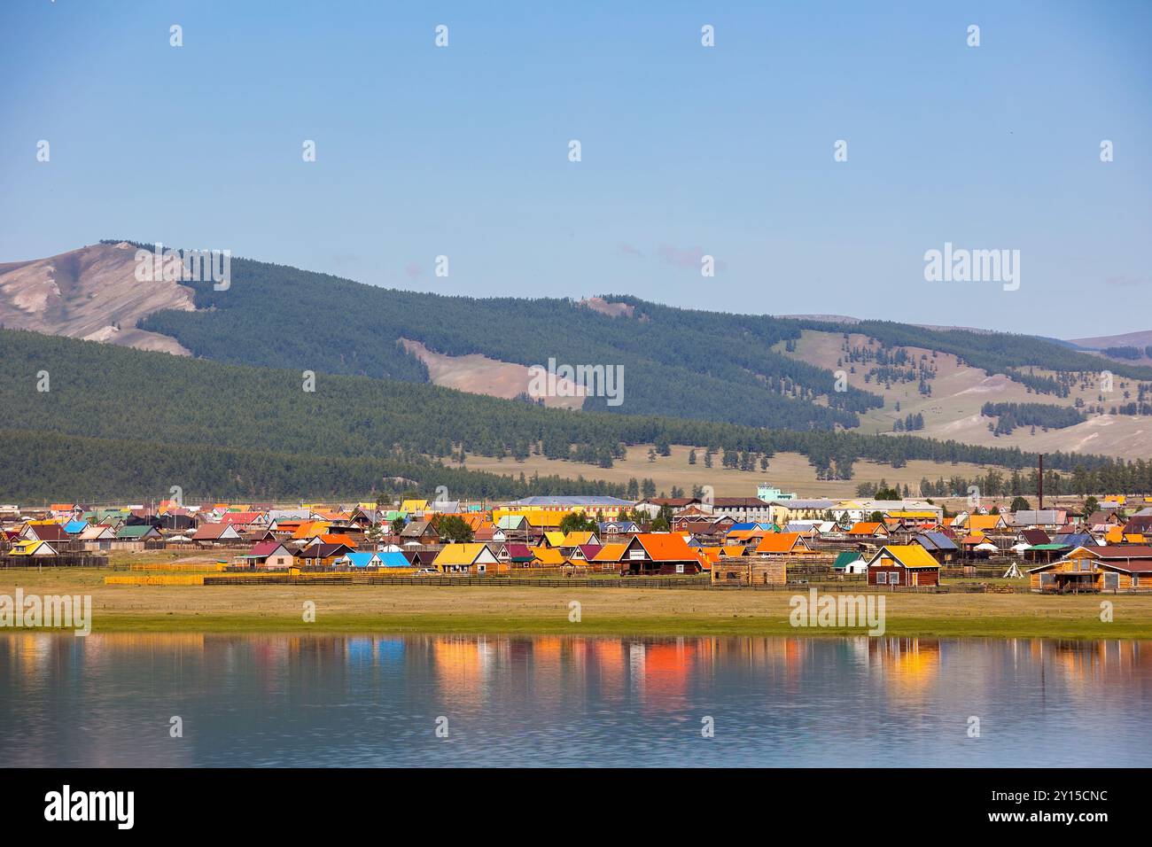 Vue sur Khatgal, un village de Mongolie à la pointe sud du lac Khövsgöl Banque D'Images