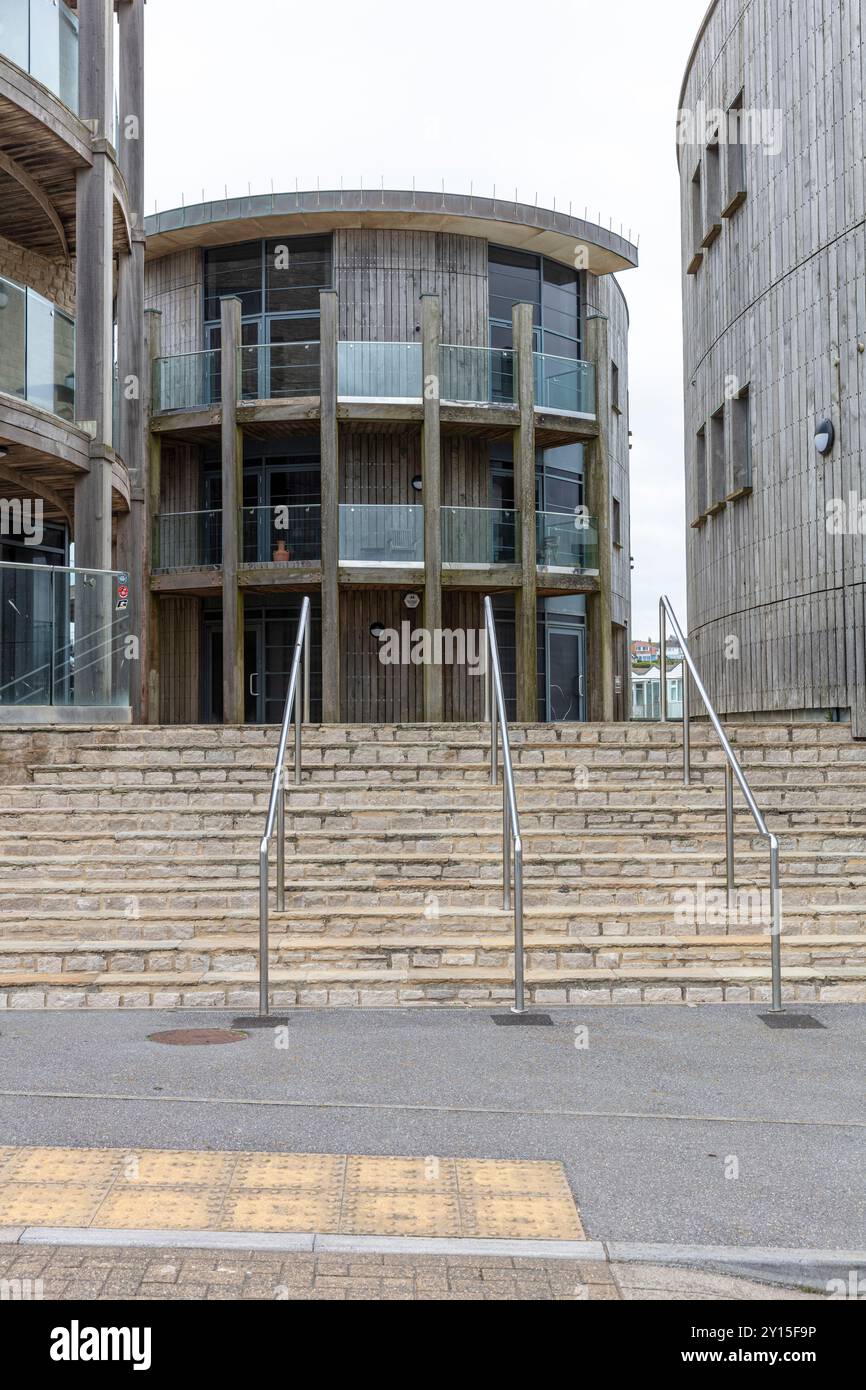 West Bay, Dorset, Royaume-Uni, Angleterre, poste de police de Broadchurch, Broadchurch, poste de police, bâtiment en bois, marches, marches en béton, garde-corps, main courante Banque D'Images