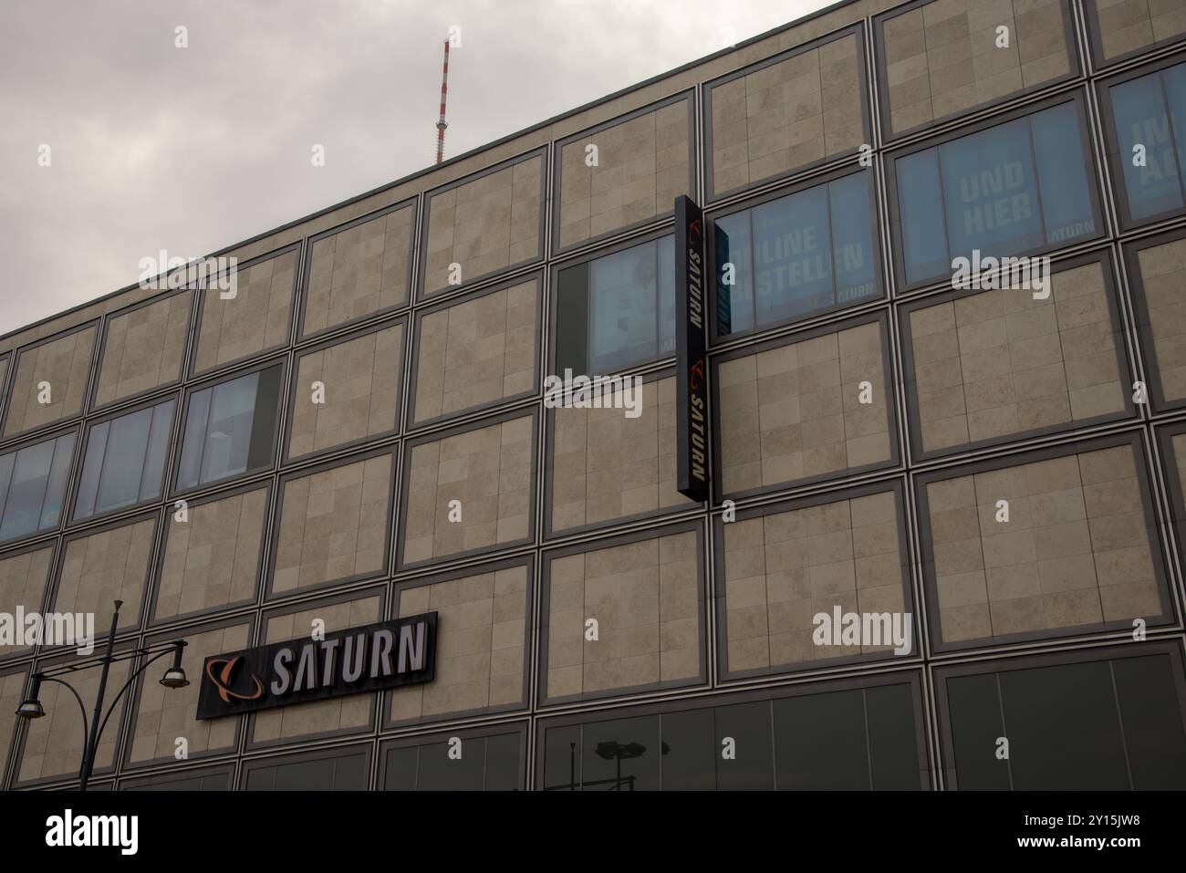 Logo de Saturn sur la façade du magasin électronicst sur l'Alexanderplatz (Alexander Square) à Berlin, Allemagne, Europe Banque D'Images