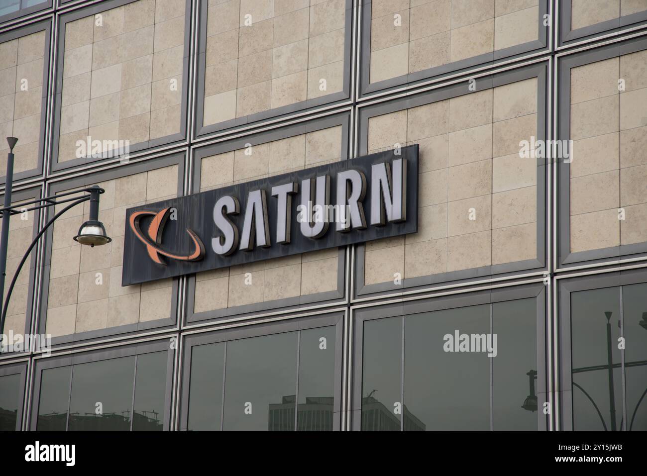 Logo de Saturn sur la façade du magasin électronicst sur l'Alexanderplatz (Alexander Square) à Berlin, Allemagne, Europe Banque D'Images