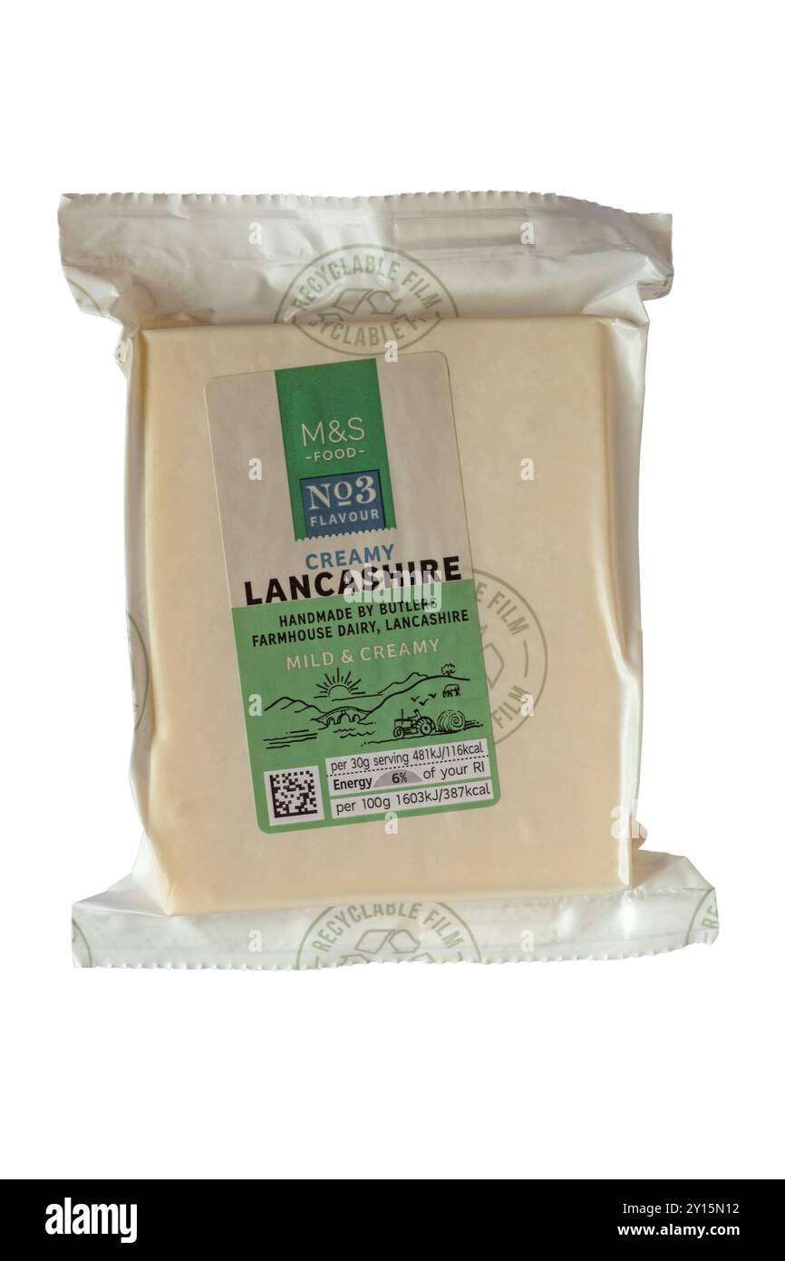 Lot de fromage crémeux Lancashire doux et crémeux de M&S isolé sur fond blanc - fait à la main par Butlers Farmhouse Dairy Lancashire Banque D'Images