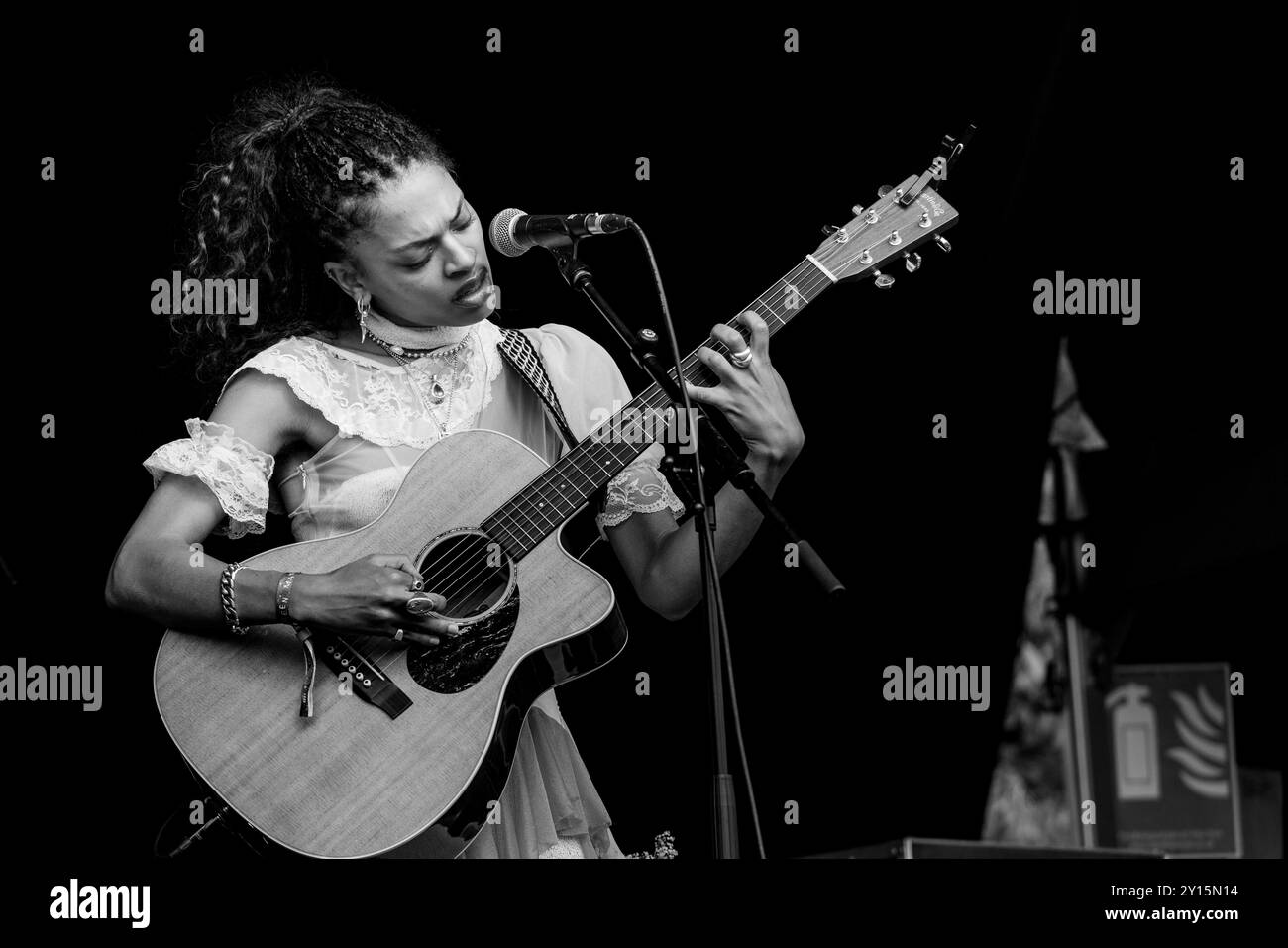 ANNAHSTASIA, CONCERT, 2024 : la chanteuse Annahstasia joue une guitare acoustique de style vintage Martin & Co sur la Walled Garden Stage. Troisième jour du Green Man Festival 2024 au Glanusk Park, Brecon, pays de Galles, le 18 août 2024. Photo : Rob Watkins. INFO : Annahstasia est une chanteuse-compositrice-interprète nigériane-américaine connue pour sa voix émouvante et son mélange de genres qui fusionne folk, R&B et influences alternatives. Sa musique, marquée par des paroles introspectives et des voix riches et émotives, explore les thèmes de l'identité, de la découverte de soi et de l'autonomisation. Banque D'Images