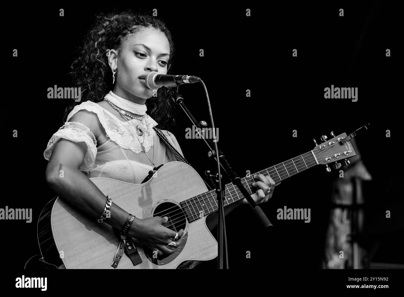 ANNAHSTASIA, CONCERT, 2024 : la chanteuse Annahstasia joue une guitare acoustique de style vintage Martin & Co sur la Walled Garden Stage. Troisième jour du Green Man Festival 2024 au Glanusk Park, Brecon, pays de Galles, le 18 août 2024. Photo : Rob Watkins. INFO : Annahstasia est une chanteuse-compositrice-interprète nigériane-américaine connue pour sa voix émouvante et son mélange de genres qui fusionne folk, R&B et influences alternatives. Sa musique, marquée par des paroles introspectives et des voix riches et émotives, explore les thèmes de l'identité, de la découverte de soi et de l'autonomisation. Banque D'Images