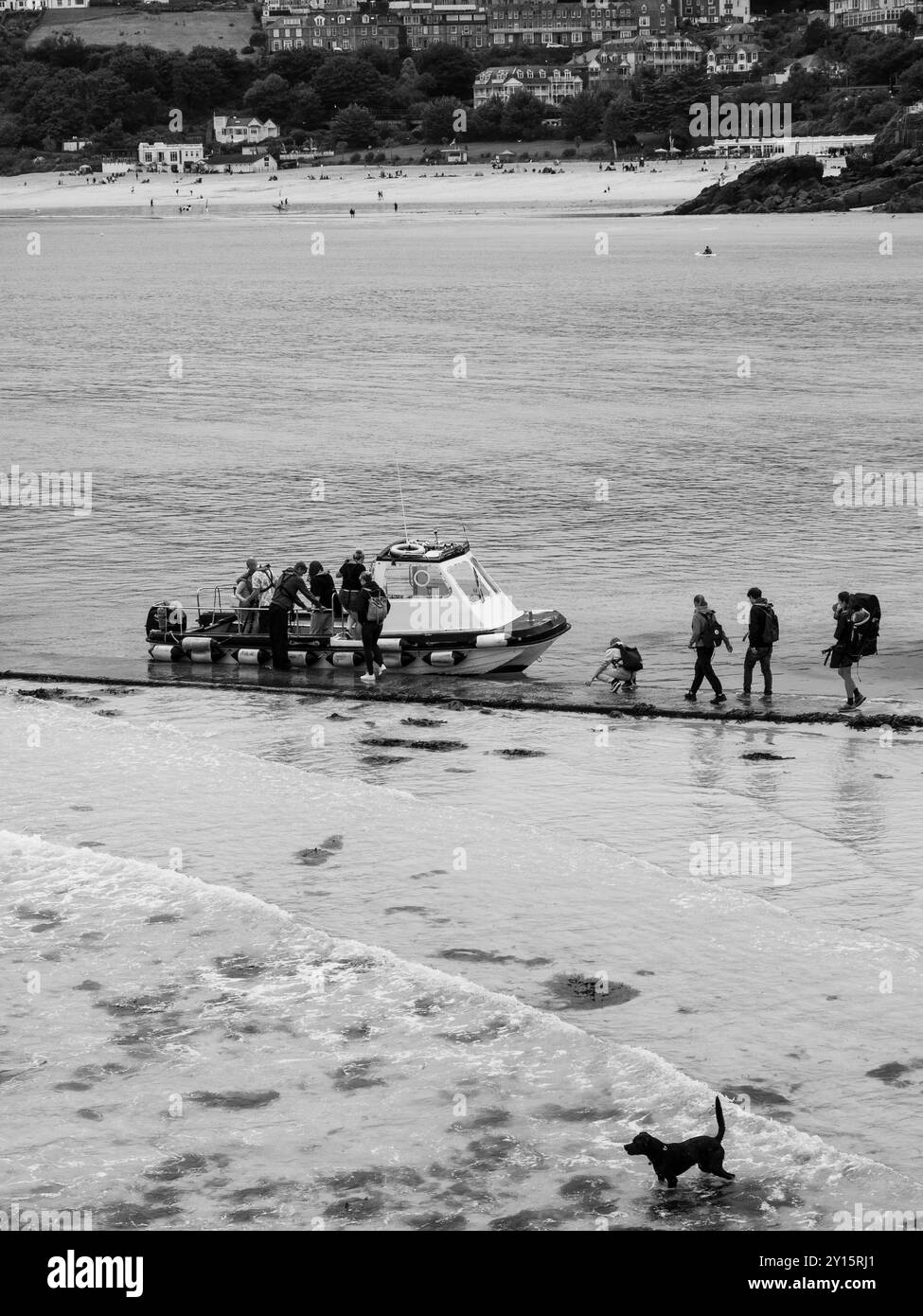 B&W, touristes faisant la queue pour une excursion en bateau à Seal Island, St Ives Harbour, St Ives, Cornwall, Angleterre, UK, GB. Banque D'Images