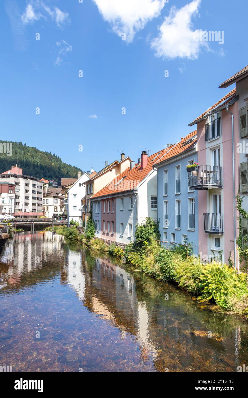 Pittoresque centre-ville de Bad Wildbad dans la Forêt Noire avec la rivière Enz, Allemagne Banque D'Images