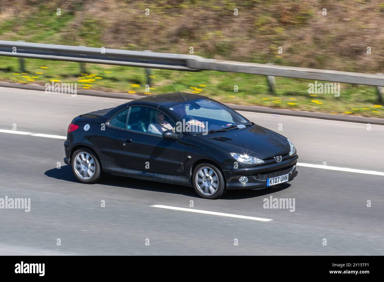 2007 Peugeot 206 allure CC S-A motorisation sur la M6, Royaume-Uni Banque D'Images