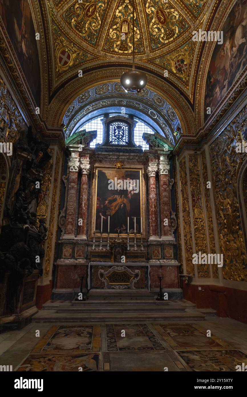 Valette, Malte - 23 août 2019 : une des neuf chapelles de la co-cathédrale Saint-Jean. Co-cathédrale catholique dédiée à Jean-Baptiste. C'était bui Banque D'Images Valette, Malte - 23 août 2019 : une des neuf chapelles de la co-cathédrale Saint-Jean. Co-cathédrale catholique dédiée à Jean-Baptiste. C'était bui Banque D'Images