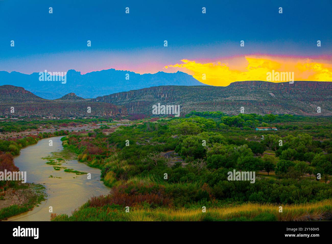 Photo de coucher de soleil montrant le fleuve Rio Grande qui se jette dans le canyon Boquillas. La rivière sépare les États-Unis du Mexique. Cette photo est prise du côté des États-Unis. Banque D'Images
