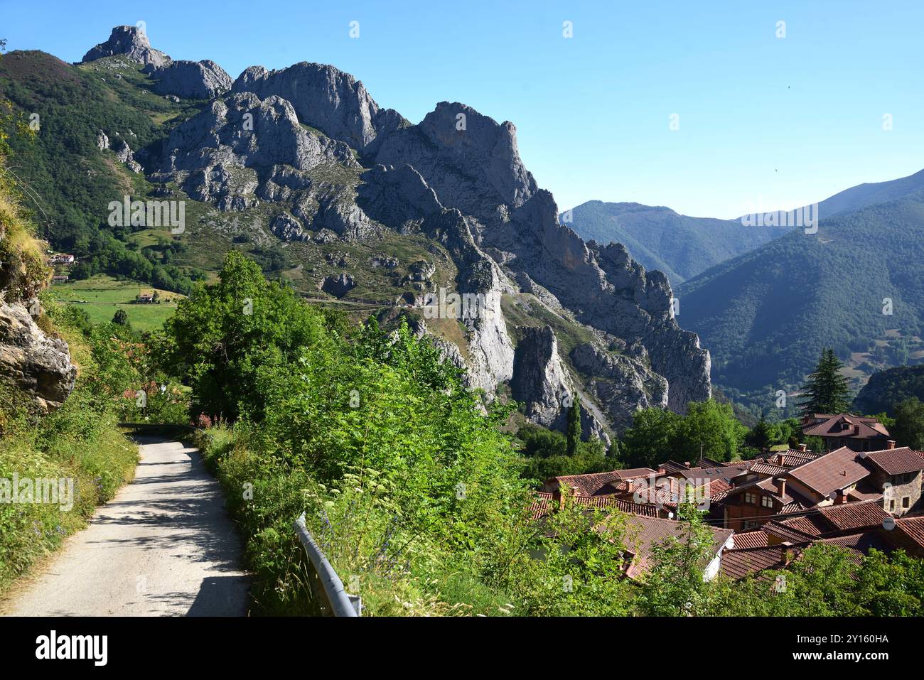 Le village de Cucayo, à Fuentes Carrionas, vu de la route au-dessus du village. En arrière-plan, les falaises de Dobres. Banque D'Images