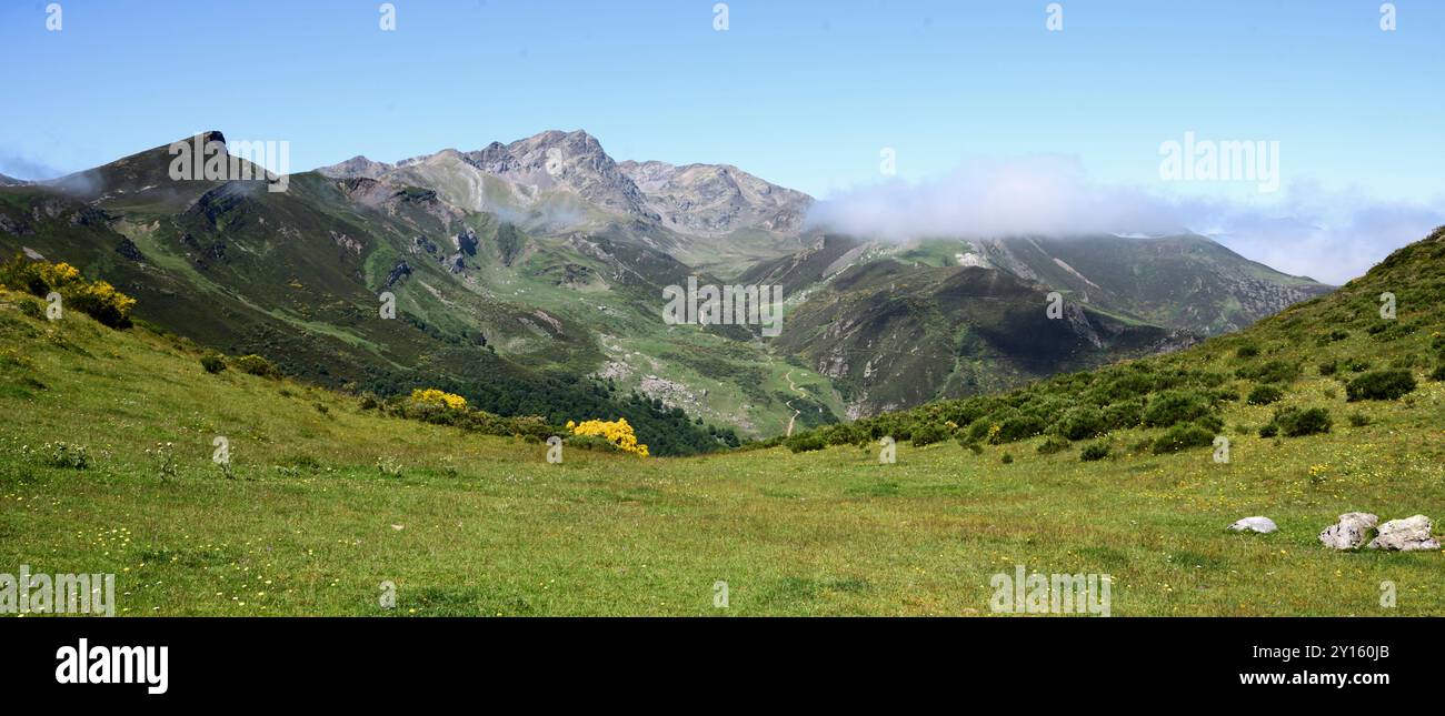 Pena Prieta, la plus haute montagne de la Cordillère Cantabrica (en dehors des Picos de Europa) vue sur la route de Cucayo. Banque D'Images