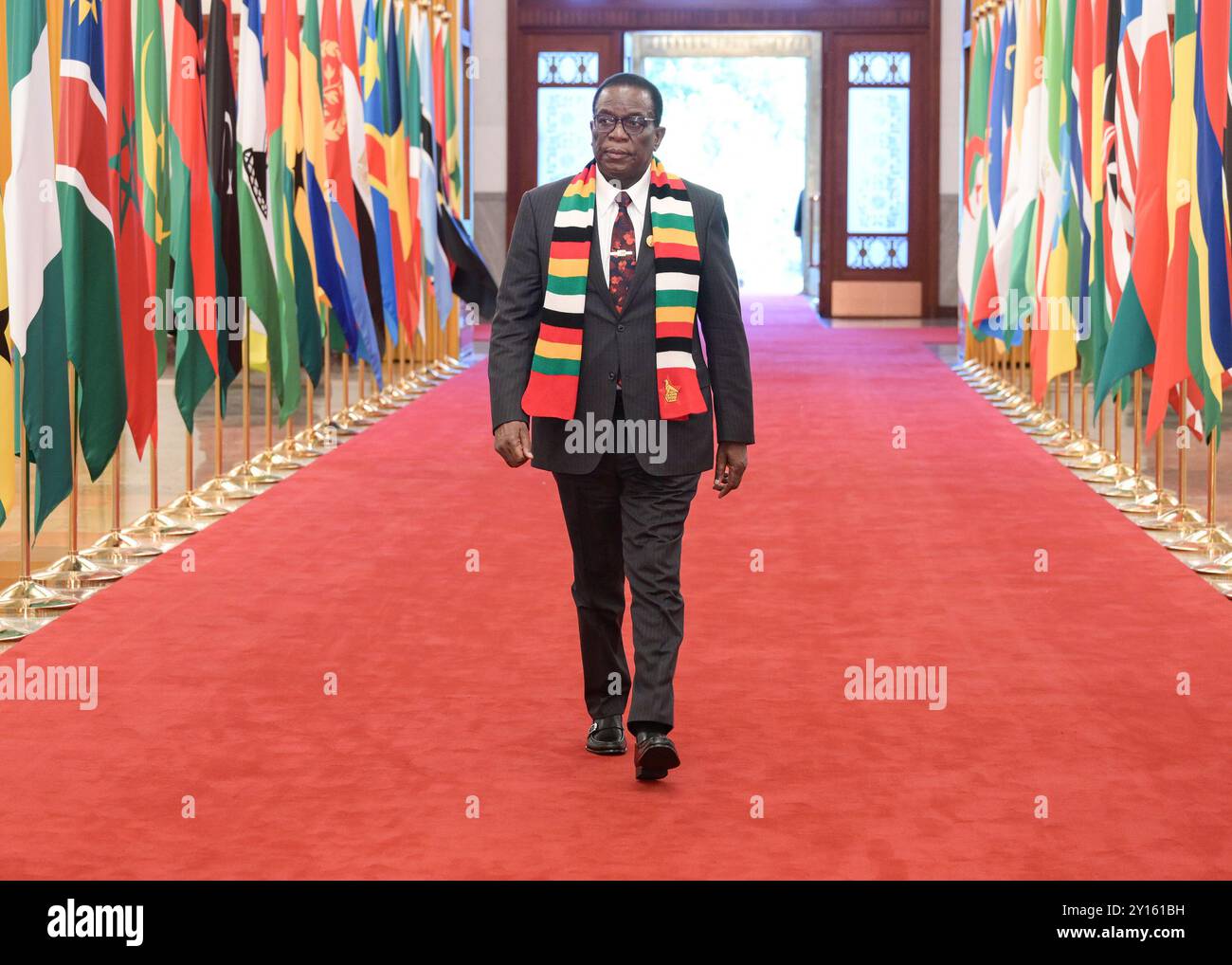 Pékin, Chine. 5 septembre 2024. Le président zimbabwéen Emmerson Mnangagwa arrive pour la cérémonie d’ouverture du Sommet 2024 du Forum sur la coopération Chine-Afrique (FOCAC) au Grand Hall du peuple à Beijing, capitale de la Chine, le 5 septembre 2024. Le Sommet 2024 du FOCAC s’est ouvert ici jeudi. Crédit : Li He/Xinhua/Alamy Live News Banque D'Images