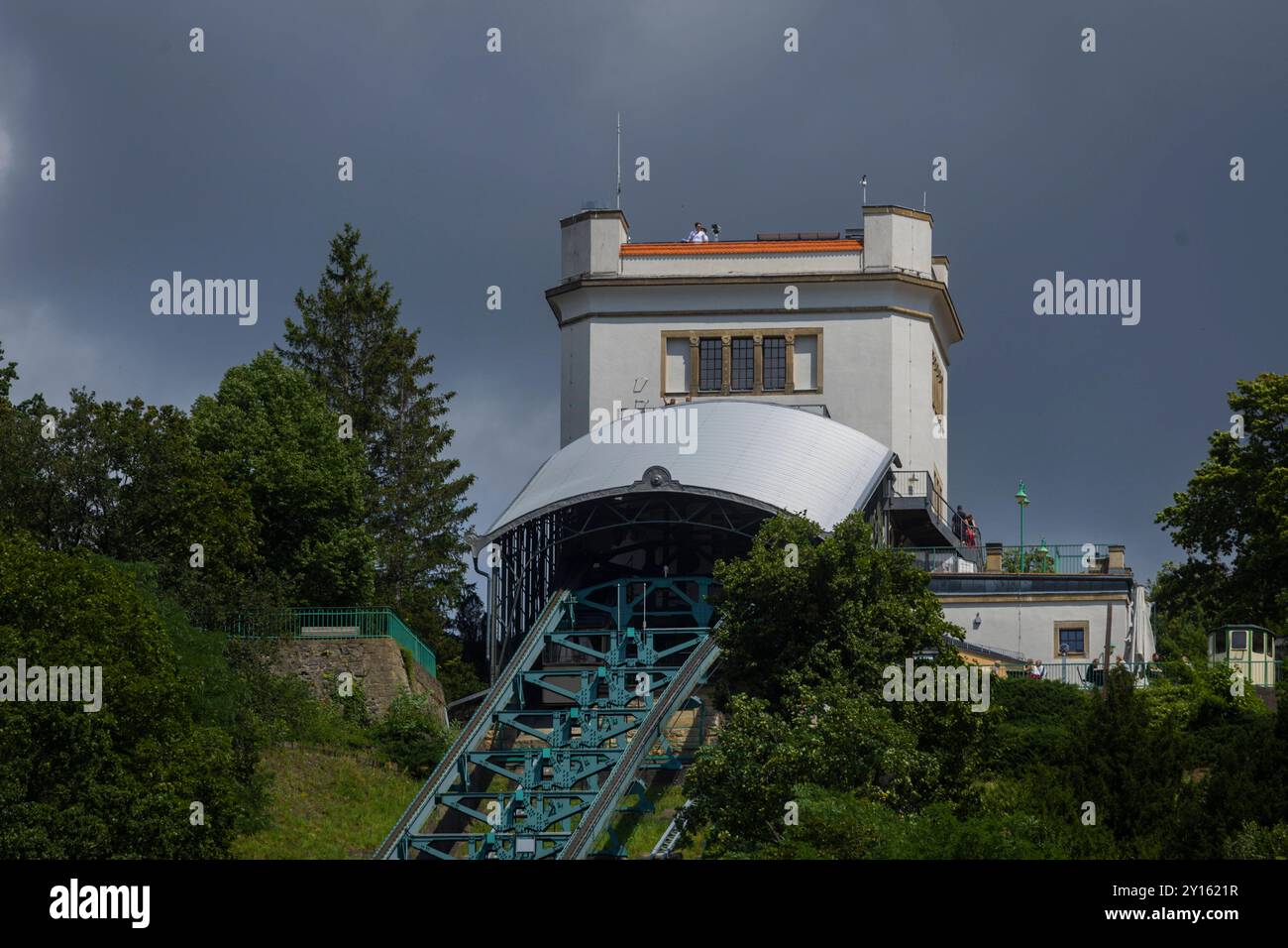 Dresden Loschwitz Die Schwebebahn Dresden ist eine Hängebahn in Dresden, welche den Körnerplatz im Stadtteil Loschwitz mit Oberloschwitz verbindet. Blick zur Bergstation mit dem Maschinenhaus. Dresde Sachsen Deutschland *** Dresde Loschwitz le chemin de fer suspendu de Dresde est un chemin de fer suspendu à Dresde qui relie Körnerplatz dans le quartier de Loschwitz à Oberloschwitz vue de la gare supérieure avec le Maschinenhaus Dresde Saxe Allemagne Banque D'Images