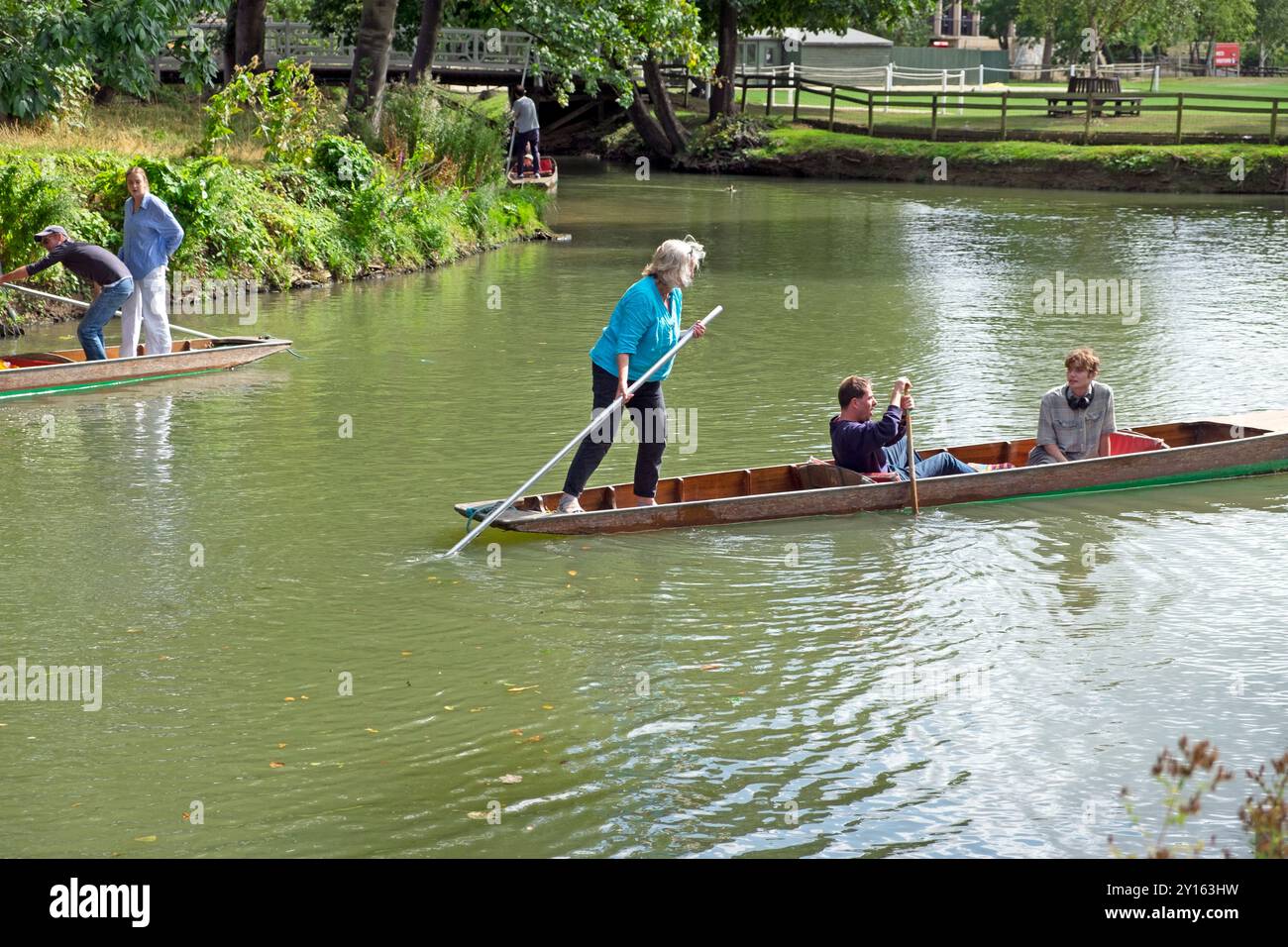 Senior femme âgée debout bateau de pontage sur la rivière près d'Oxford Botanic Garden en été août 2024 Oxford Oxfordshire Angleterre Royaume-Uni KATHY DEWITT Banque D'Images