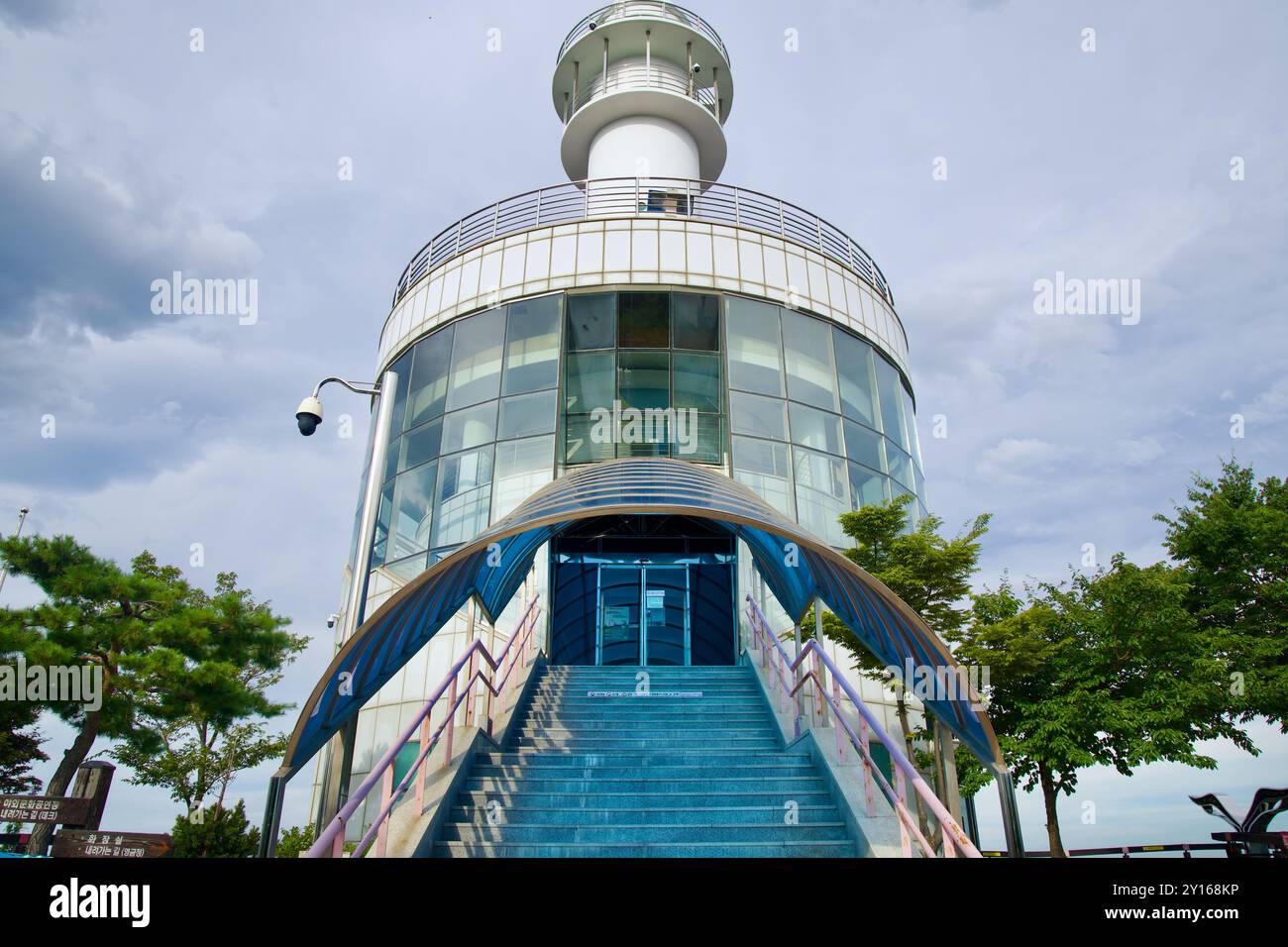 Ville de Sokcho, Corée du Sud - 28 juillet 2024 : la vue de face du phare de Sokcho met en valeur sa structure de verre moderne avec un auvent bleu distinctif Banque D'Images