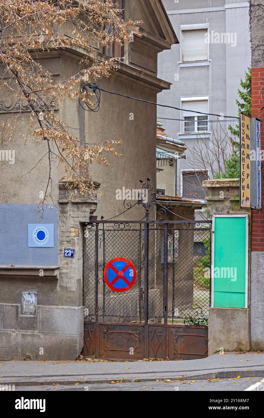 Belgrade, Serbie - 13 décembre 2022 : porte d'entrée du Théâtre Plavo Laboratoire du Théâtre Bleu Organisation culturelle inclusive à Milosa Pocerca Street. Banque D'Images