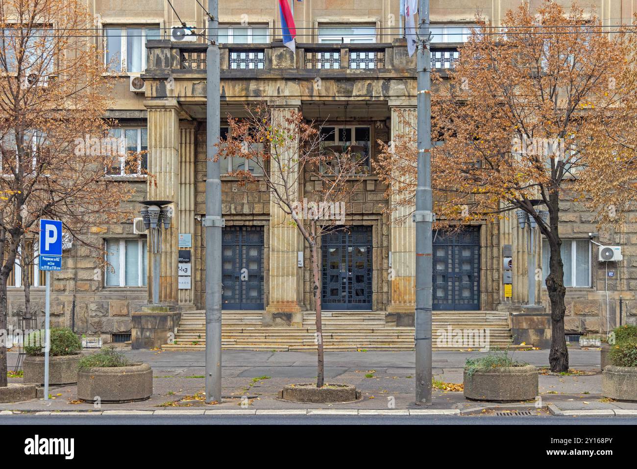 Belgrade, Serbie - 19 novembre 2022 : entrée au bureau du gouvernement de l'État Cadestre Building Institute for public Policy, rue Kneza Milosa. Banque D'Images