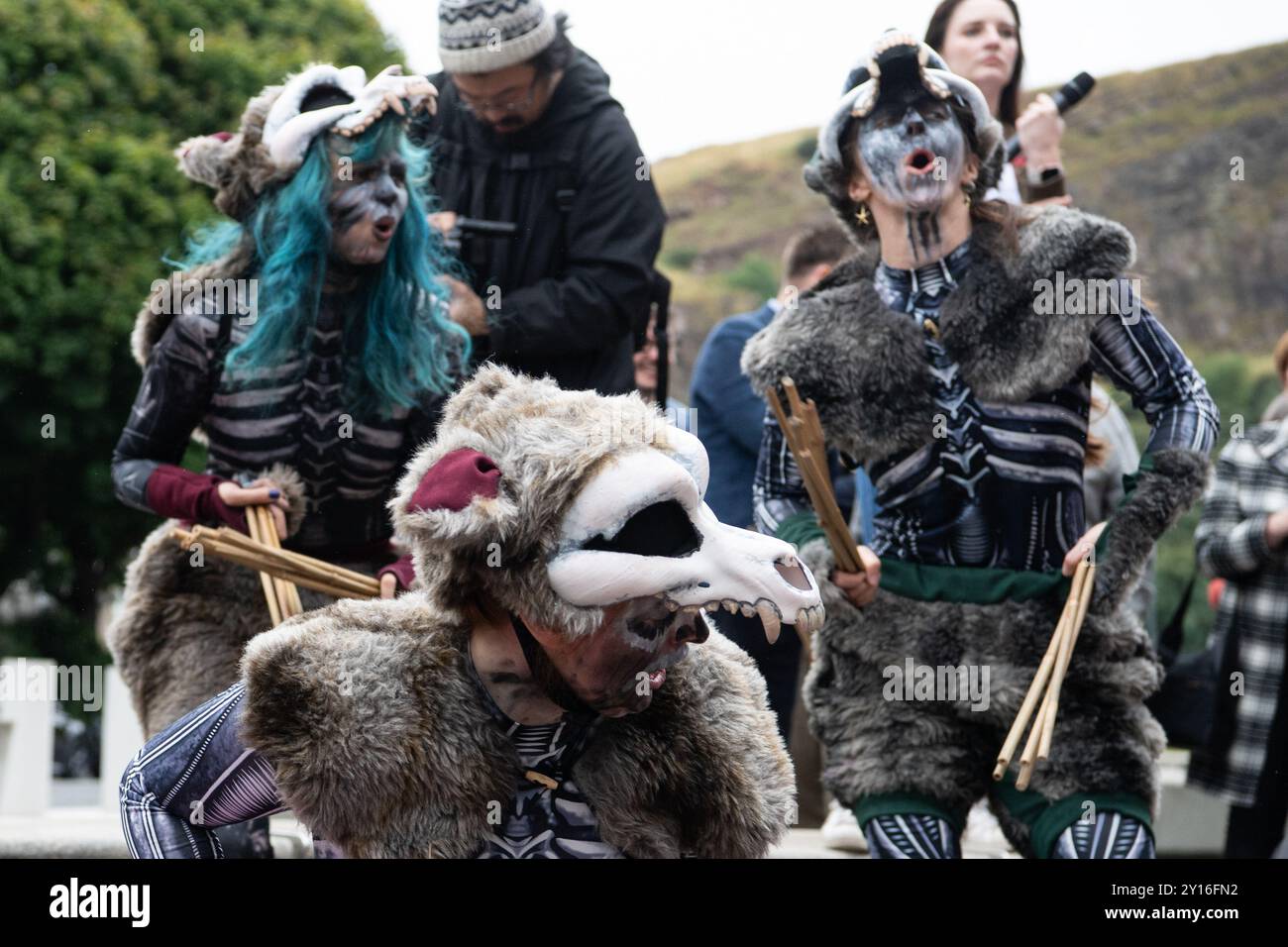 Surge Scotland interprétant un extrait funèbre de son spectacle de rue à grande échelle et de son spectacle musical de pandémonium "Beautiful Bones", dans le cadre d'une manifestation devant le Parlement écossais le 5 septembre 2024 en réponse à Creative Scotland annonçant sa décision le 19 août de supprimer son fonds pour les professionnels des arts individuels en raison de contraintes financières du gouvernement écossais; une annonce a été faite tard le 4 septembre que le fonds serait rétabli, mais il y a des inquiétudes concernant l'avenir du financement des arts en Écosse. Cette manifestation était organisée par STUC (Scottish Trades Unio Banque D'Images