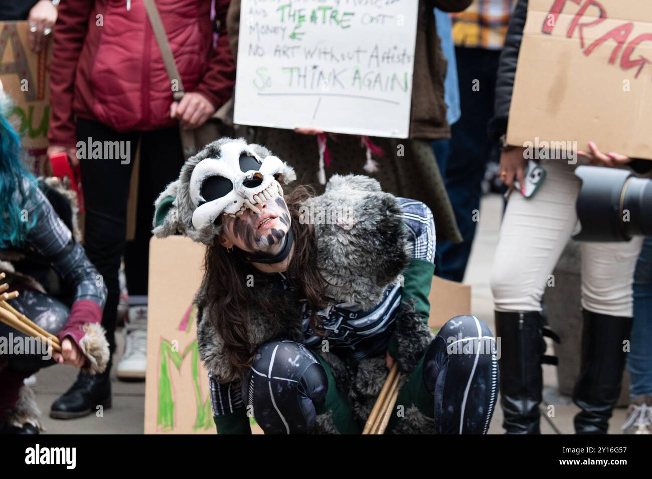 Des manifestants devant le Parlement écossais le 5 septembre 2024 en réponse à Creative Scotland annonçant sa décision le 19 août de supprimer son fonds pour les professionnels des arts individuels en raison de contraintes financières du gouvernement écossais ; une annonce a été faite tard le 4 septembre que le fonds serait rétabli, mais il y a des inquiétudes concernant l'avenir du financement des arts en Écosse. Cette manifestation a été organisée par le STUC (Scottish Trades Union Congress), le Musicians Union, Equity et la Scottish Society of Playwrights avec des conférenciers de chacun © Chantal Guevara. Tous droits réservés Banque D'Images