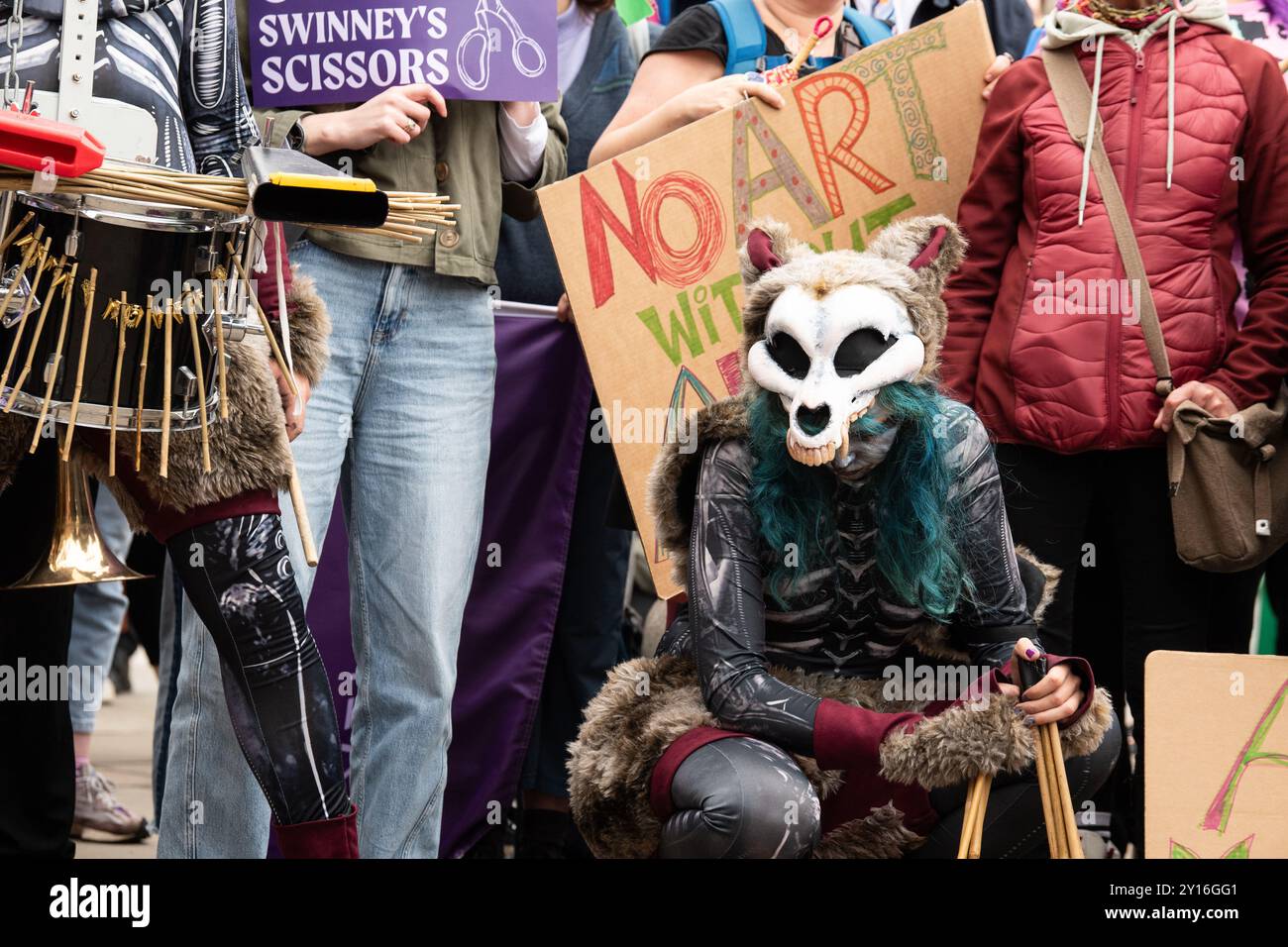 Des manifestants devant le Parlement écossais le 5 septembre 2024 en réponse à Creative Scotland annonçant sa décision le 19 août de supprimer son fonds pour les professionnels des arts individuels en raison de contraintes financières du gouvernement écossais ; une annonce a été faite tard le 4 septembre que le fonds serait rétabli, mais il y a des inquiétudes concernant l'avenir du financement des arts en Écosse. Cette manifestation a été organisée par le STUC (Scottish Trades Union Congress), le Musicians Union, Equity et la Scottish Society of Playwrights avec des conférenciers de chacun © Chantal Guevara. Tous droits réservés Banque D'Images