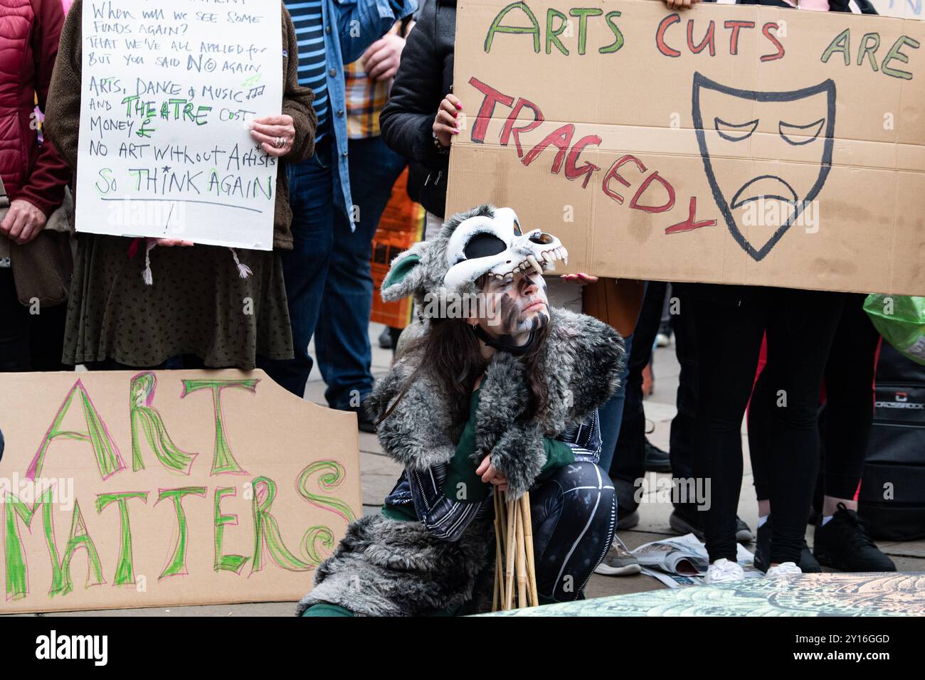 Des manifestants devant le Parlement écossais le 5 septembre 2024 en réponse à Creative Scotland annonçant sa décision le 19 août de supprimer son fonds pour les professionnels des arts individuels en raison de contraintes financières du gouvernement écossais ; une annonce a été faite tard le 4 septembre que le fonds serait rétabli, mais il y a des inquiétudes concernant l'avenir du financement des arts en Écosse. Cette manifestation a été organisée par le STUC (Scottish Trades Union Congress), le Musicians Union, Equity et la Scottish Society of Playwrights avec des conférenciers de chacun © Chantal Guevara. Tous droits réservés Banque D'Images