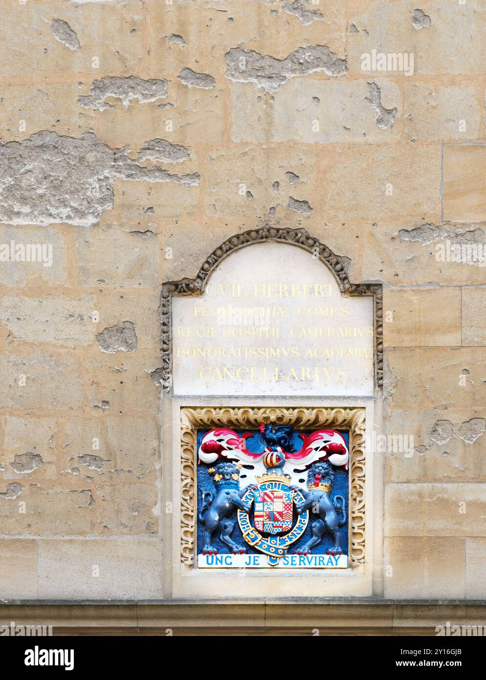 Memorial (à William Herbert, comte de Pembroke et chancelier de l'Université d'Oxford) sur un mur de l'ancienne bibliothèque, qui fait partie de la Bodleian Library, Unive Banque D'Images