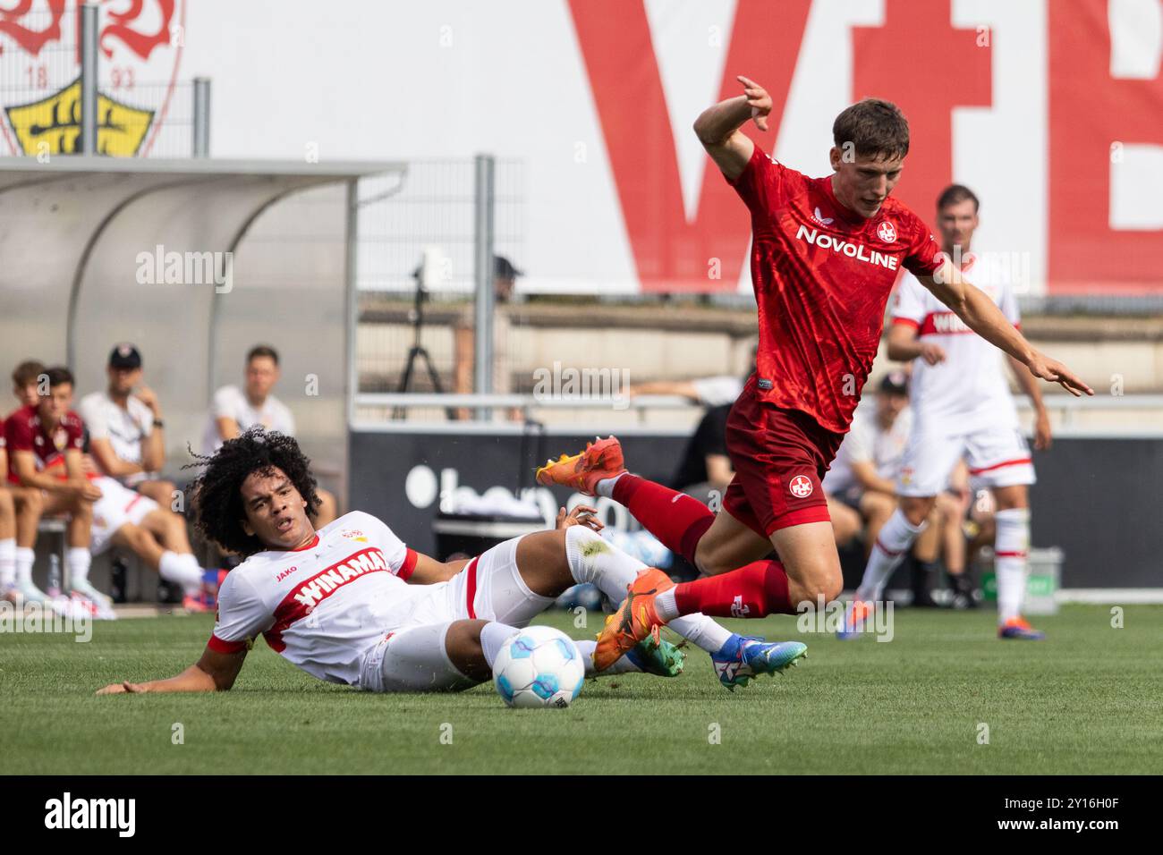 Anrie CHASE (VfB Stuttgart, #45) mit einer Graetsche gegen Leon ROBINSON (1. FC Kaiserslautern, #37) GER, VfB Stuttgart (VFB) vs. 1. FC Kaiserslautern (FCK), Fussball, Maenner, Herren, Testspiel, saison 2024/2025, 05.09.2024 LES RÈGLEMENTS DFL/DFB INTERDISENT TOUTE UTILISATION DE PHOTOGRAPHIES COMME SÉQUENCES D'IMAGES ET/OU QUASI-VIDÉO Foto : Eibner-Pressefoto/Oliver Schmidt Banque D'Images