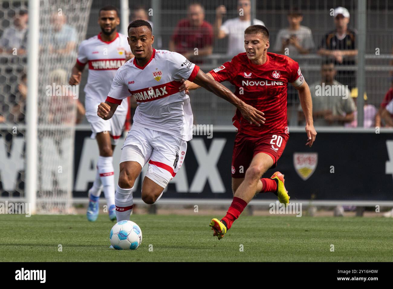 Jamie LEWELING (VfB Stuttgart, #18) im Zweikampf gegen Tobias RASCHL (1. FC Kaiserslautern, #20) GER, VfB Stuttgart (VFB) vs. 1. FC Kaiserslautern (FCK), Fussball, Maenner, Herren, Testspiel, saison 2024/2025, 05.09.2024 LES RÈGLEMENTS DFL/DFB INTERDISENT TOUTE UTILISATION DE PHOTOGRAPHIES COMME SÉQUENCES D'IMAGES ET/OU QUASI-VIDÉO Foto : Eibner-Pressefoto/Oliver Schmidt Banque D'Images