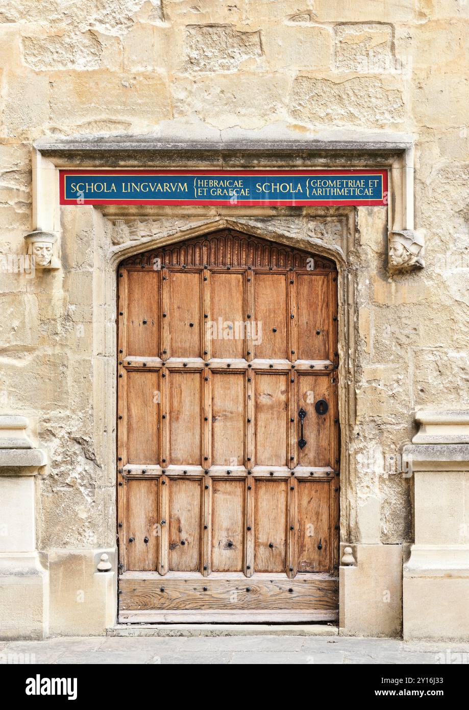 Porte (à l'école des langues - hébreu et grec - et à l'école de géométrie et d'arithmétique) dans l'ancienne bibliothèque, qui fait partie de la bibliothèque Bodléienne, Banque D'Images