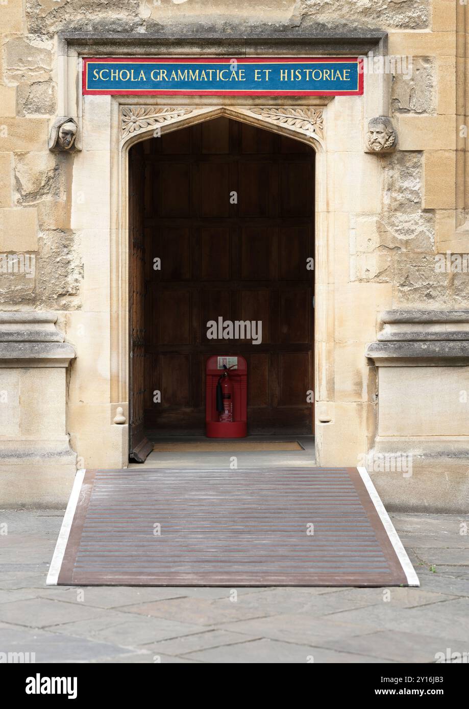 Door (to the School of Grammar and History) dans l'ancienne bibliothèque, qui fait partie de la Bodleian Library, Université d'Oxford, Angleterre. Banque D'Images