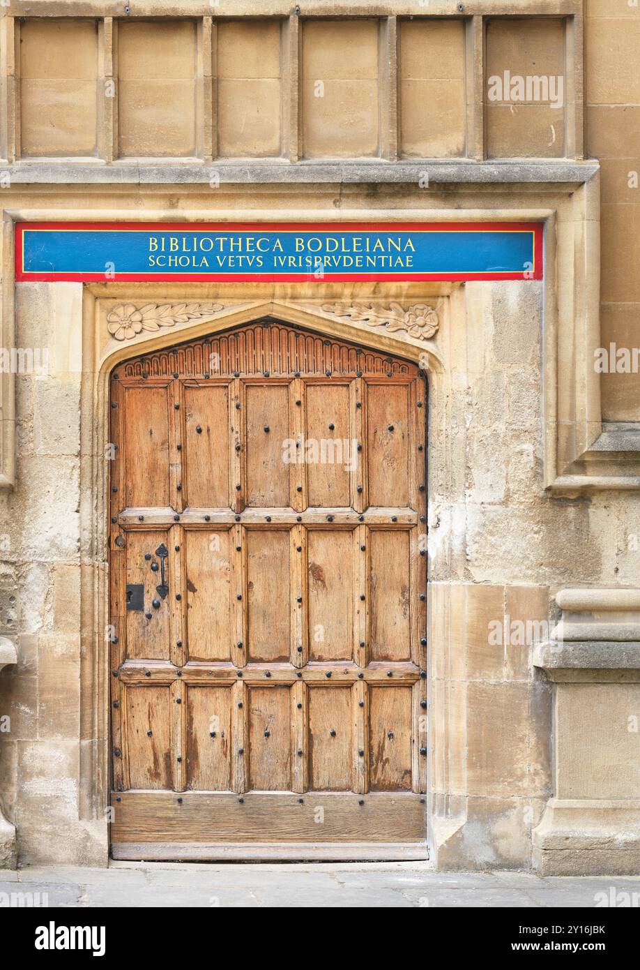 Door (to the School of jurisprudence) dans la Old Library, qui fait partie de la Bodleian Library, Université d'Oxford, Angleterre. Banque D'Images