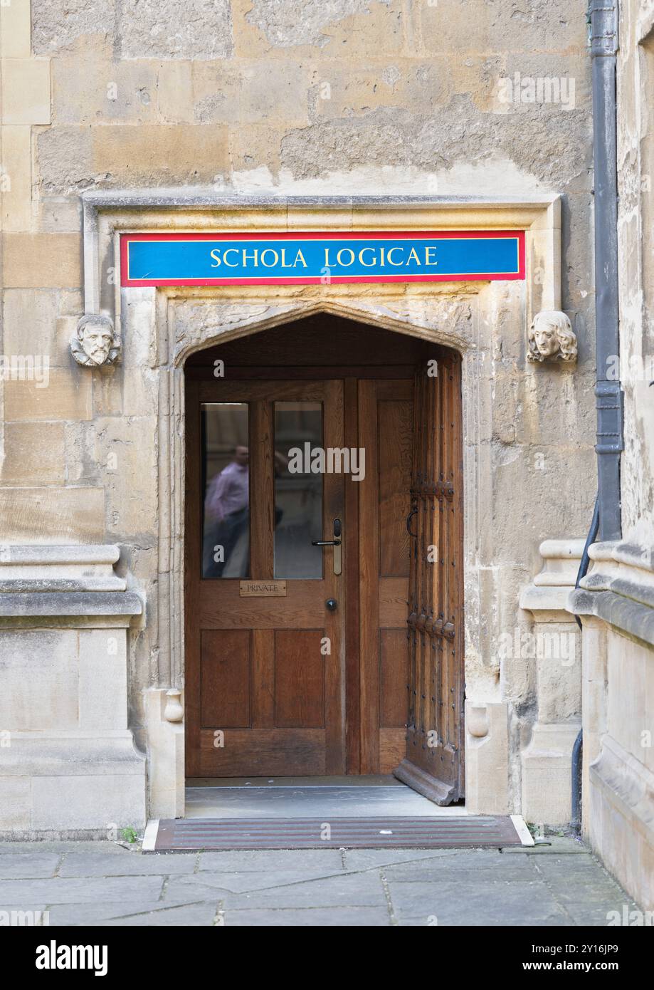 Door (to the School of Logic in the Old Library, qui fait partie de la Bodleian Library, Université d'Oxford, Angleterre. Banque D'Images