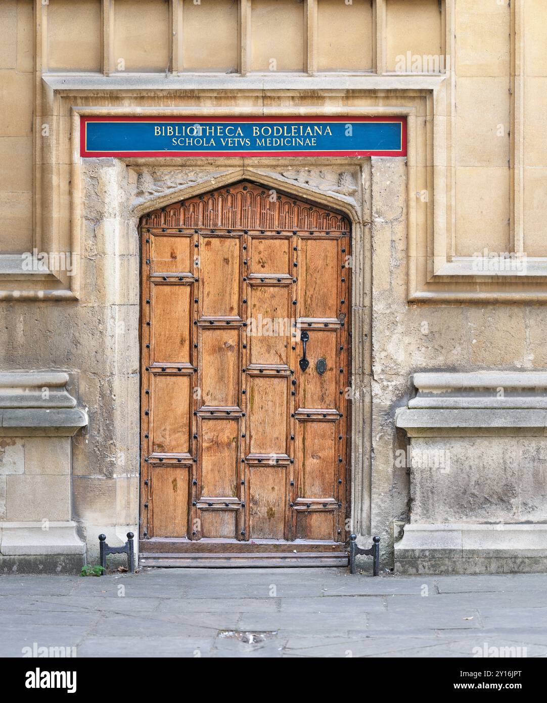 Door (to the School of Medicine) dans l'ancienne bibliothèque, qui fait partie de la Bodleian Library, Université d'Oxford, Angleterre. Banque D'Images