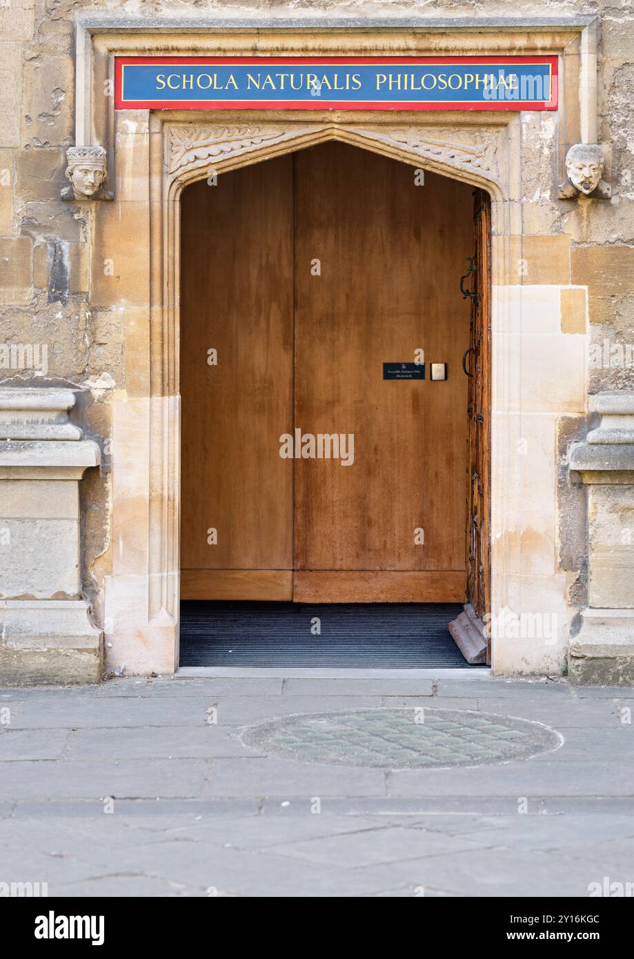 Porte (à l'école de philisopie naturelle - c'est-à-dire la science) dans l'ancienne bibliothèque, une partie de la bibliothèque Bodleian, Université d'Oxford, Angleterre. Banque D'Images