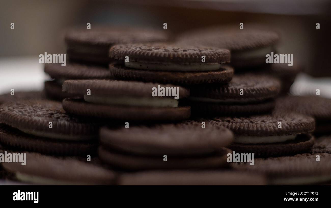 Gros plan de biscuits sandwich au chocolat empilés sur une assiette blanche Banque D'Images