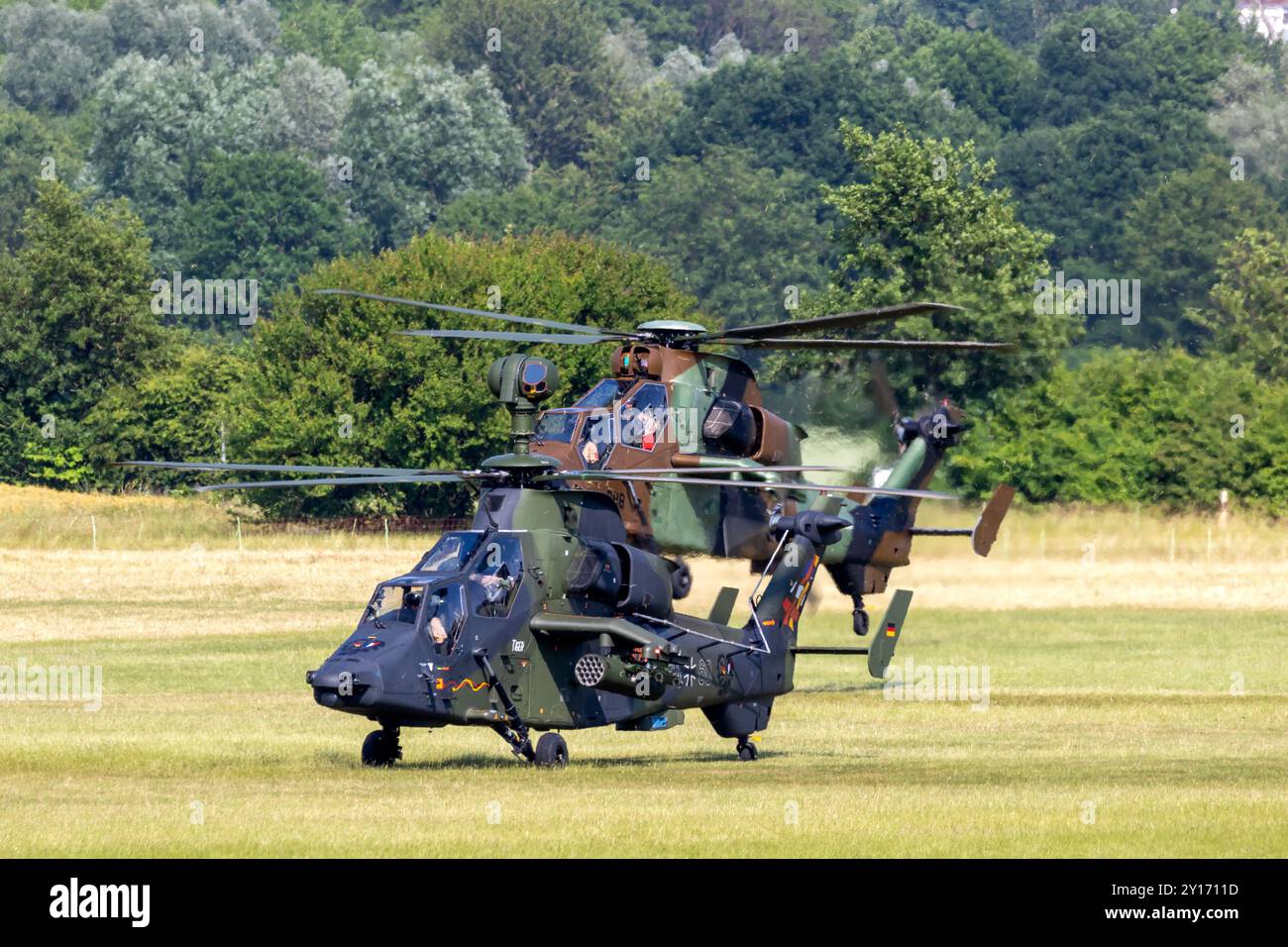 Hélicoptères d'attaque Eurocopter Tiger de l'armée allemande et française décollant d'une bande d'herbe. Buckeburg, Allemagne - 17 juin 2023 Banque D'Images