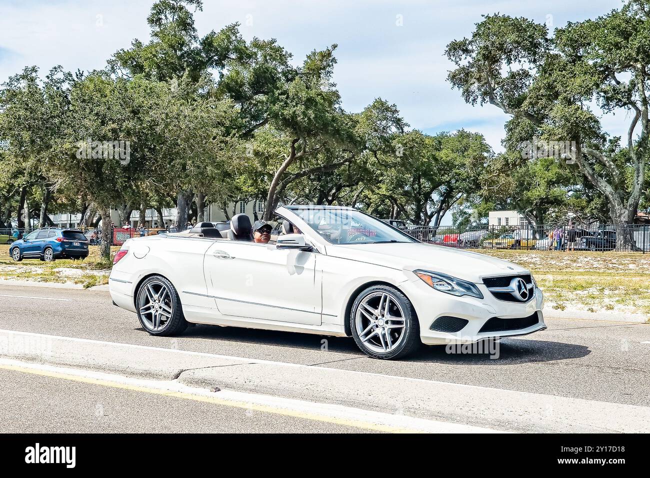 Gulfport, MS - 07 octobre 2023 : vue d'angle avant grand angle d'une Mercedes-Benz classe E E350 2014 Cabriolet lors d'un salon automobile local. Banque D'Images