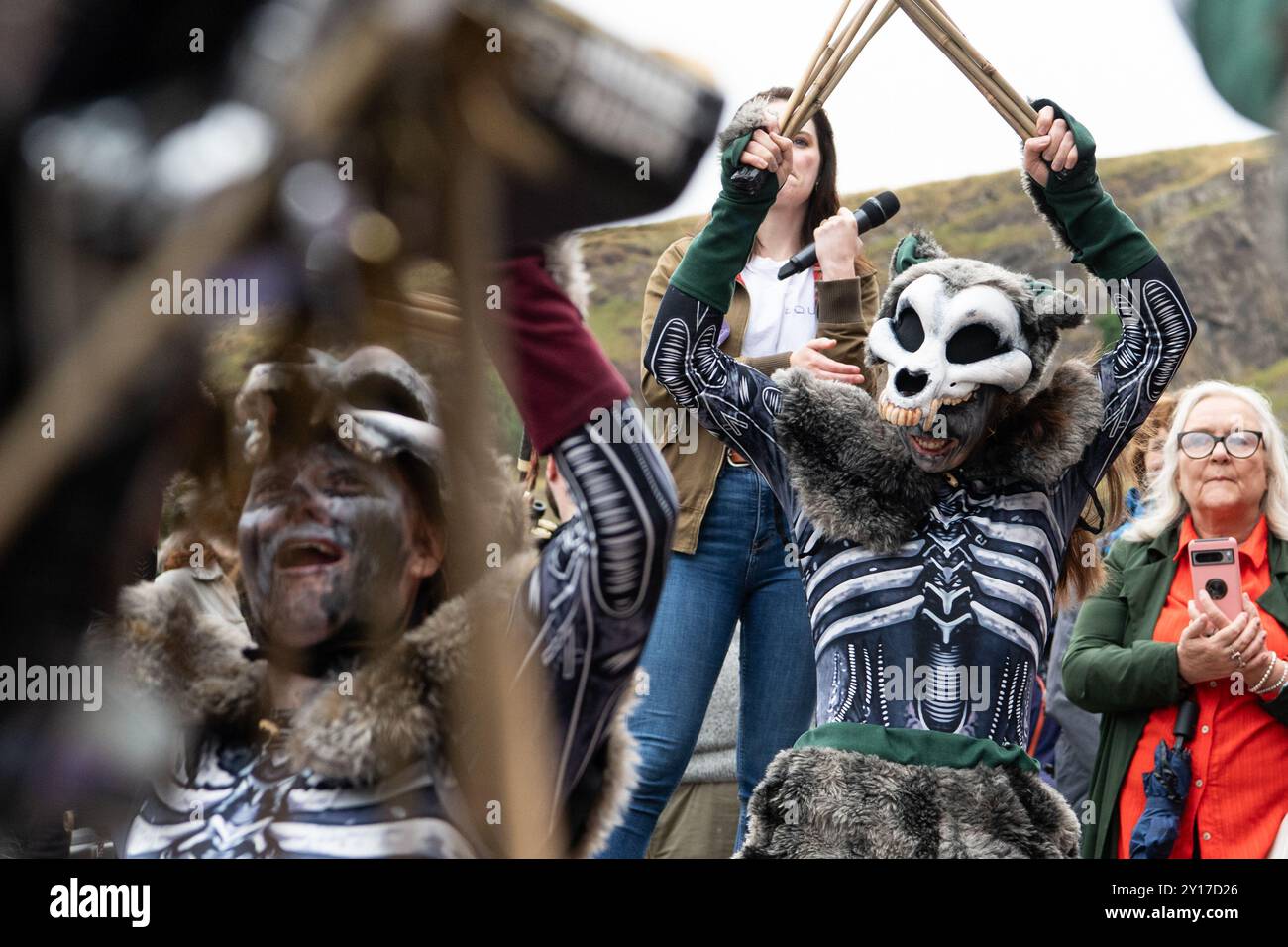 Surge Scotland interprétant un extrait funèbre de son spectacle de rue à grande échelle et de son spectacle musical de pandémonium "Beautiful Bones", dans le cadre d'une manifestation devant le Parlement écossais le 5 septembre 2024 en réponse à Creative Scotland annonçant sa décision le 19 août de supprimer son fonds pour les professionnels des arts individuels en raison de contraintes financières du gouvernement écossais; une annonce a été faite tard le 4 septembre que le fonds serait rétabli, mais il y a des inquiétudes concernant l'avenir du financement des arts en Écosse. Cette manifestation était organisée par STUC (Scottish Trades Unio Banque D'Images